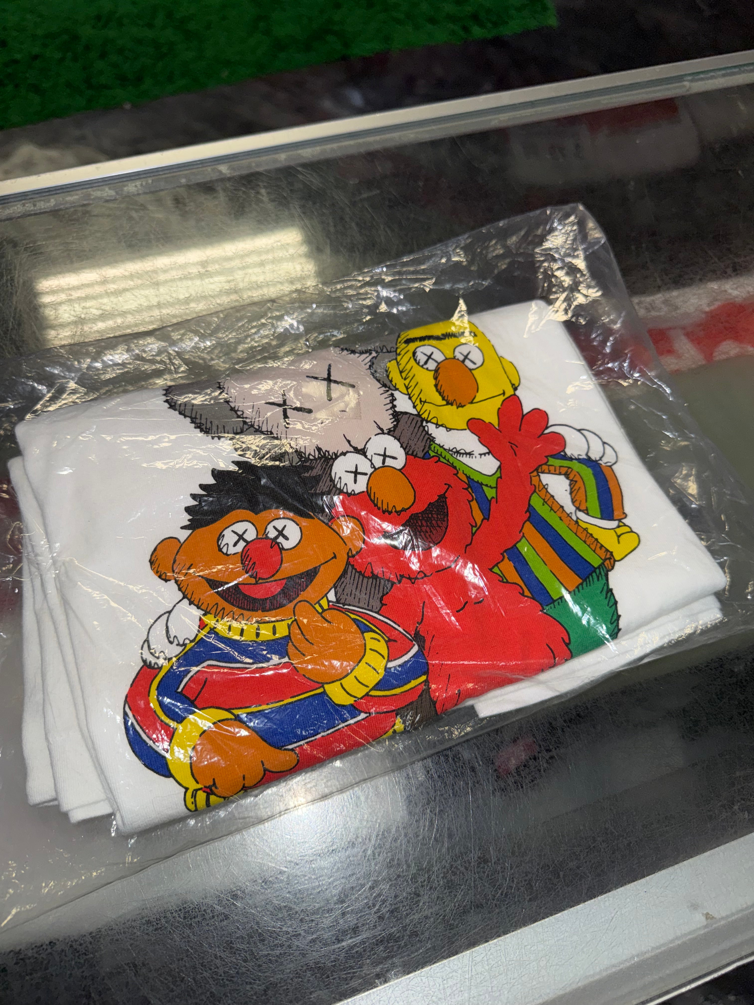 Size S Kaws x Uniqlo Sesame Street Group Hug Tee “White” Brand New