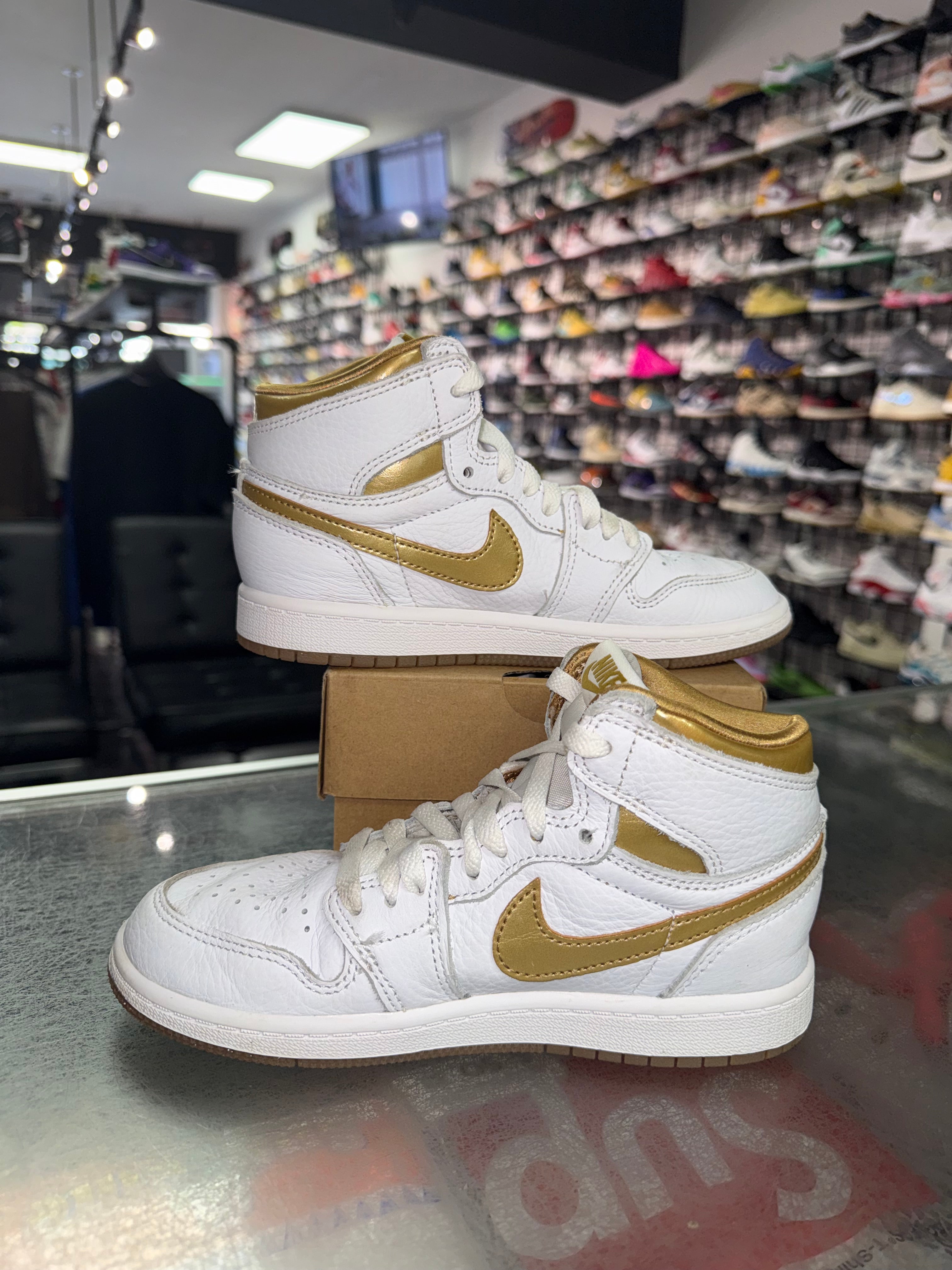 Size 1y Air Jordan 1 “Metallic Gold” (PS)