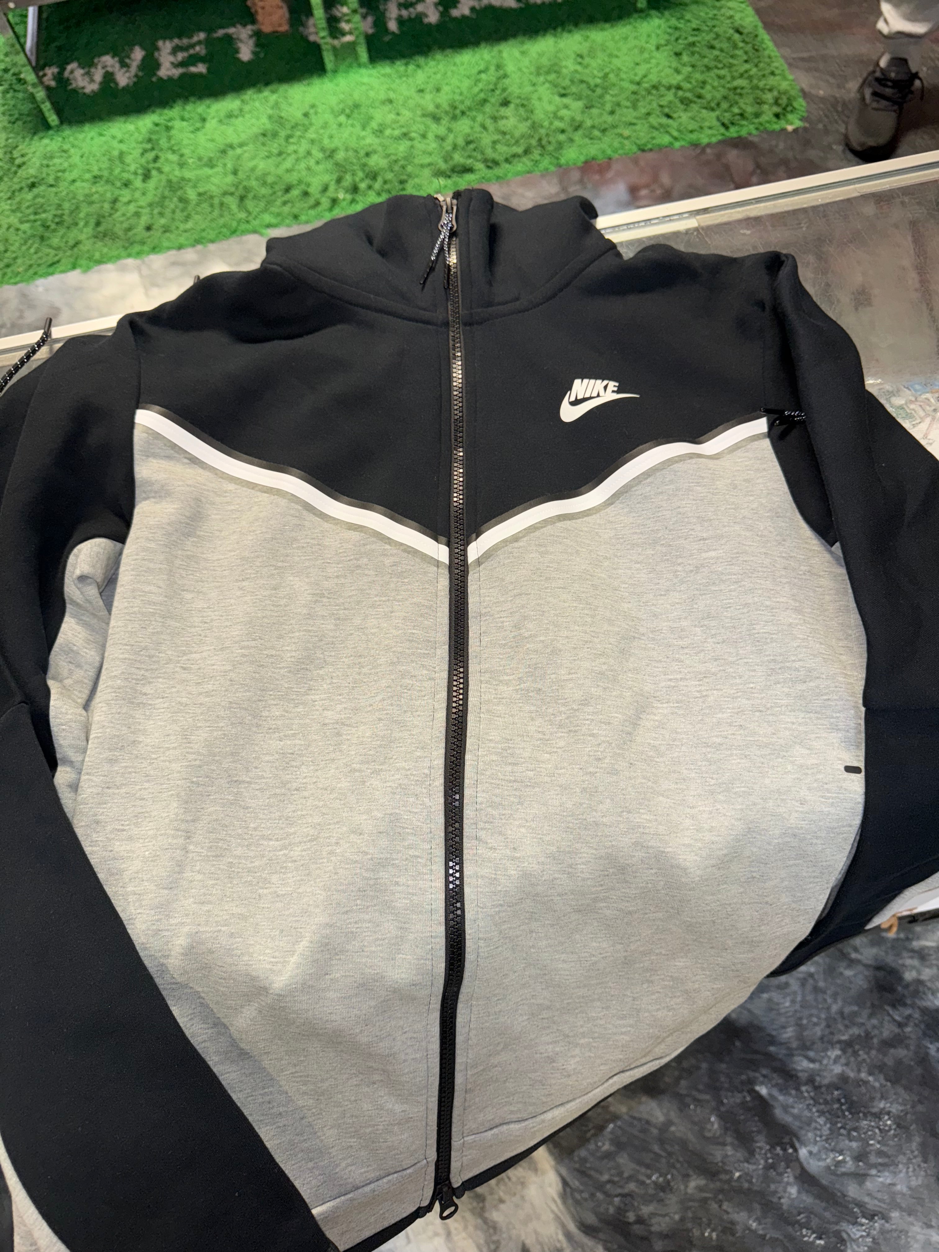 Size M Nike Tech Full Suit “Black/Grey” Brand New