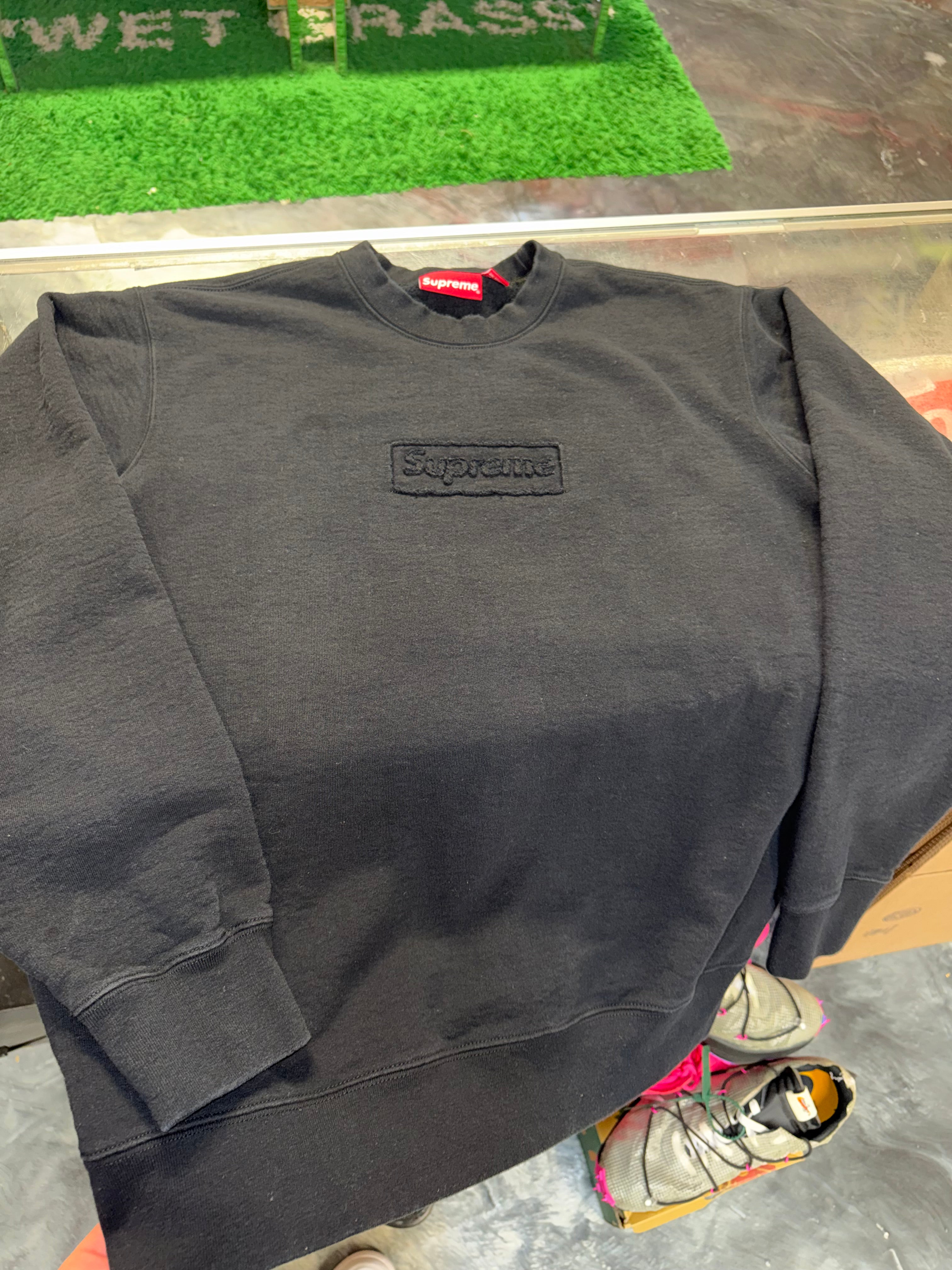 Size L Supreme Cutout Logo Crewneck “Black”