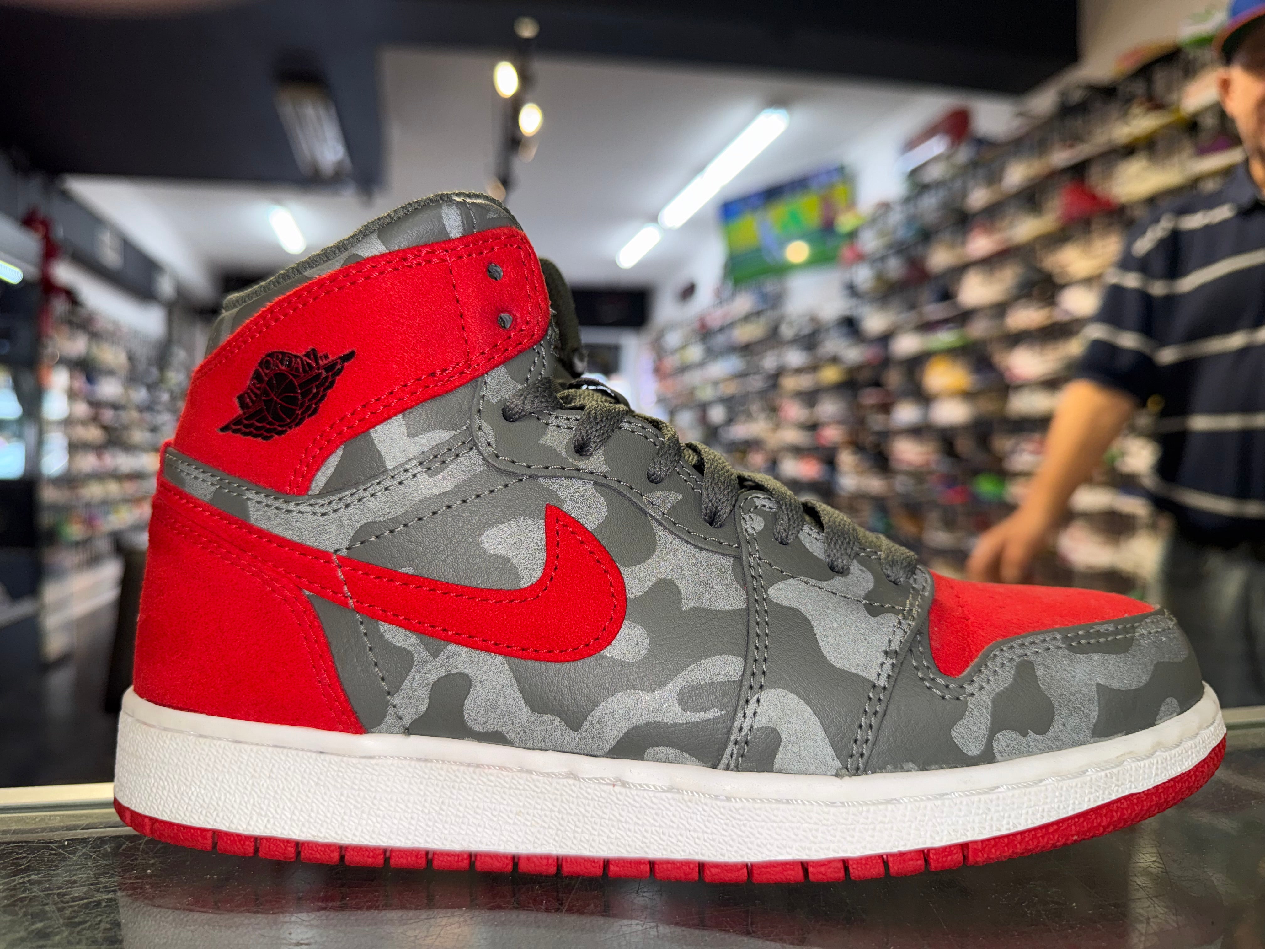 Size 6y Air Jordan 1 Mid "3M Camo Red"