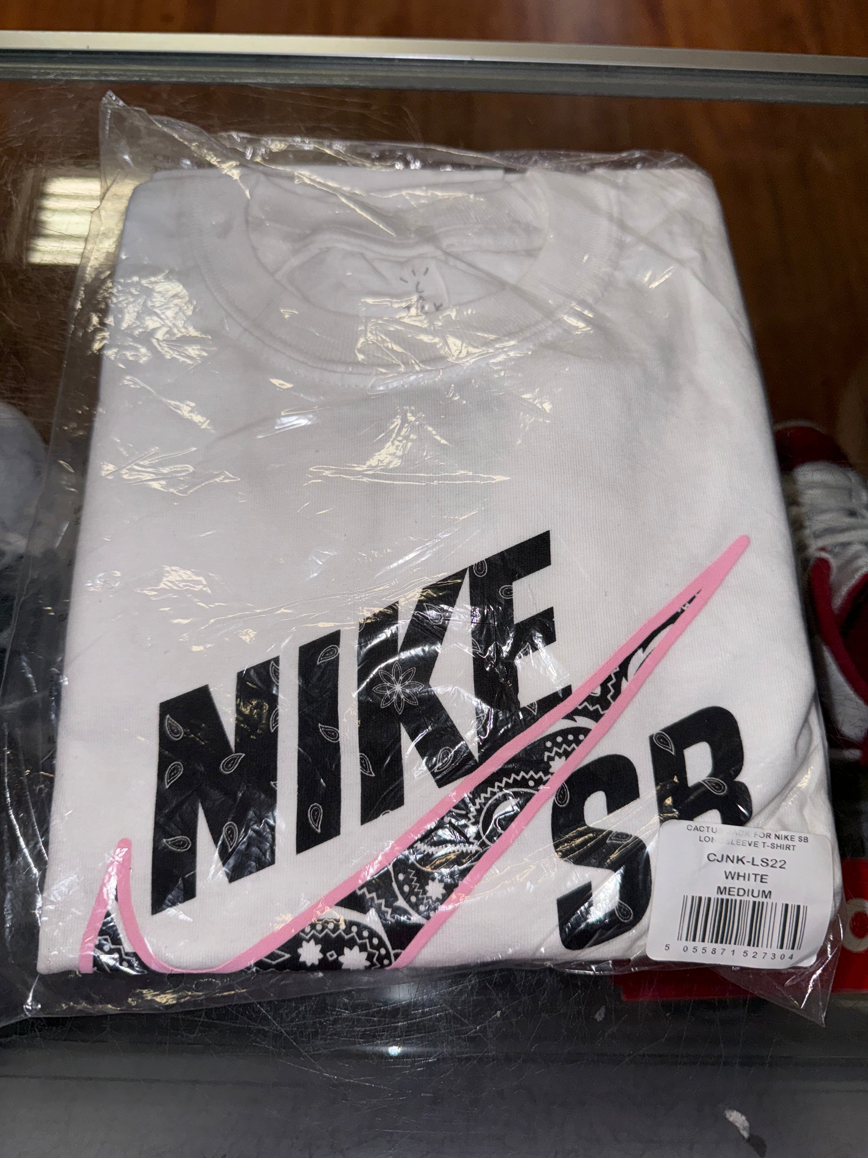 Size M Travis x Nike SB Bandana Long Sleeve “Pink” Brand New