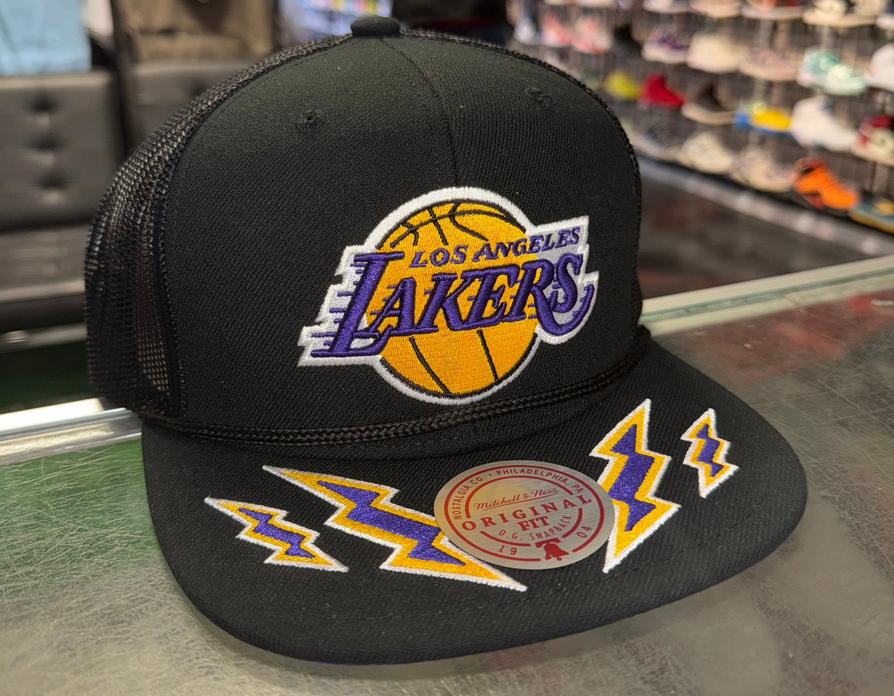 Size OS Mitchell & Ness Charged Trucker Hat "LA Lakers" Brand New