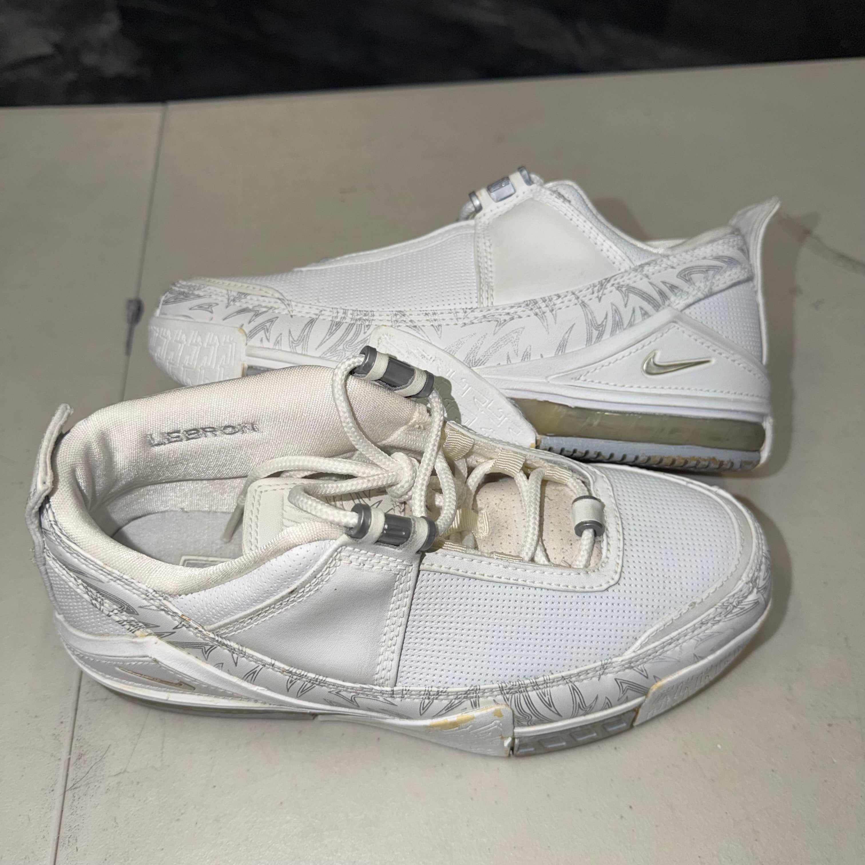 Size 5.5y Zoom Lebron III White - NB