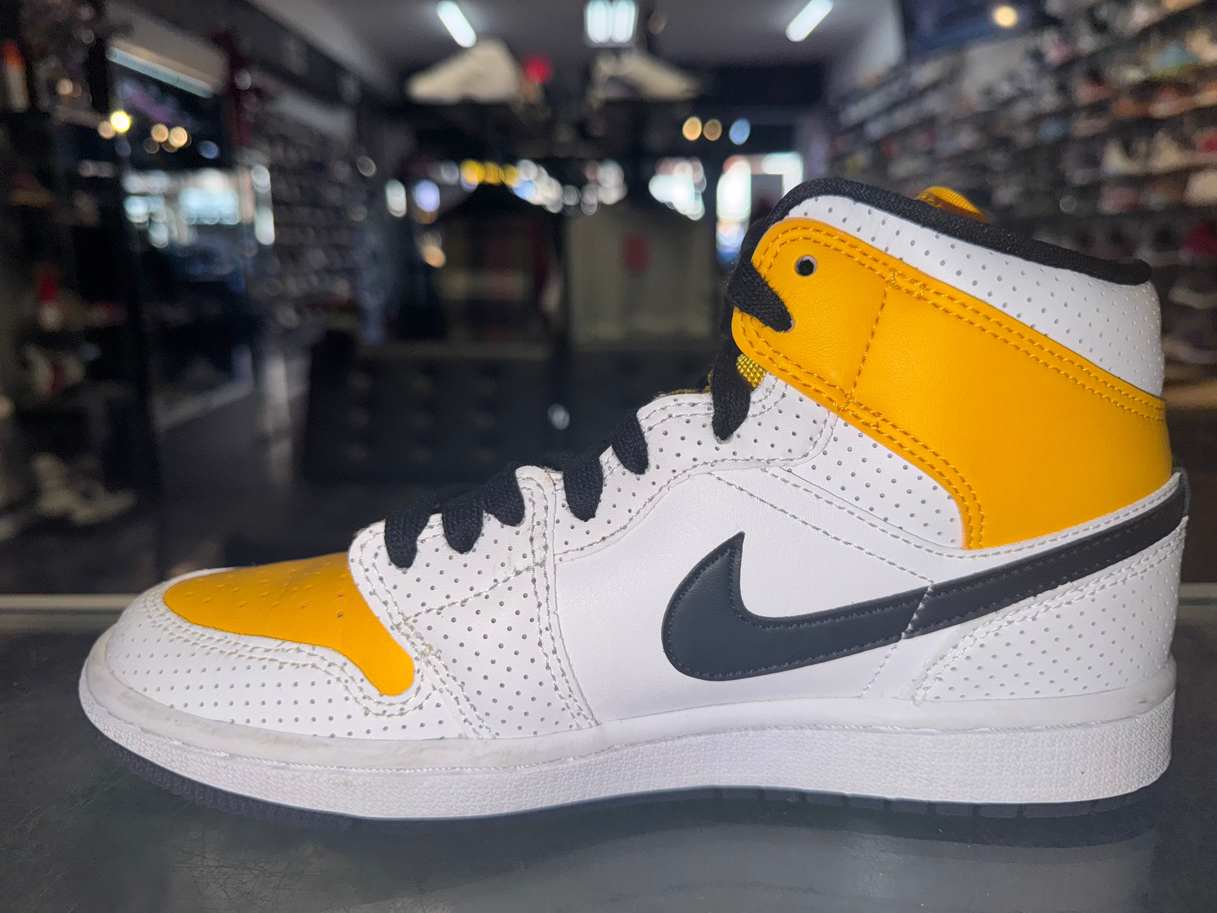 Size 6 (7.5W) Air Jordan 1 Mid "Laser Orange"