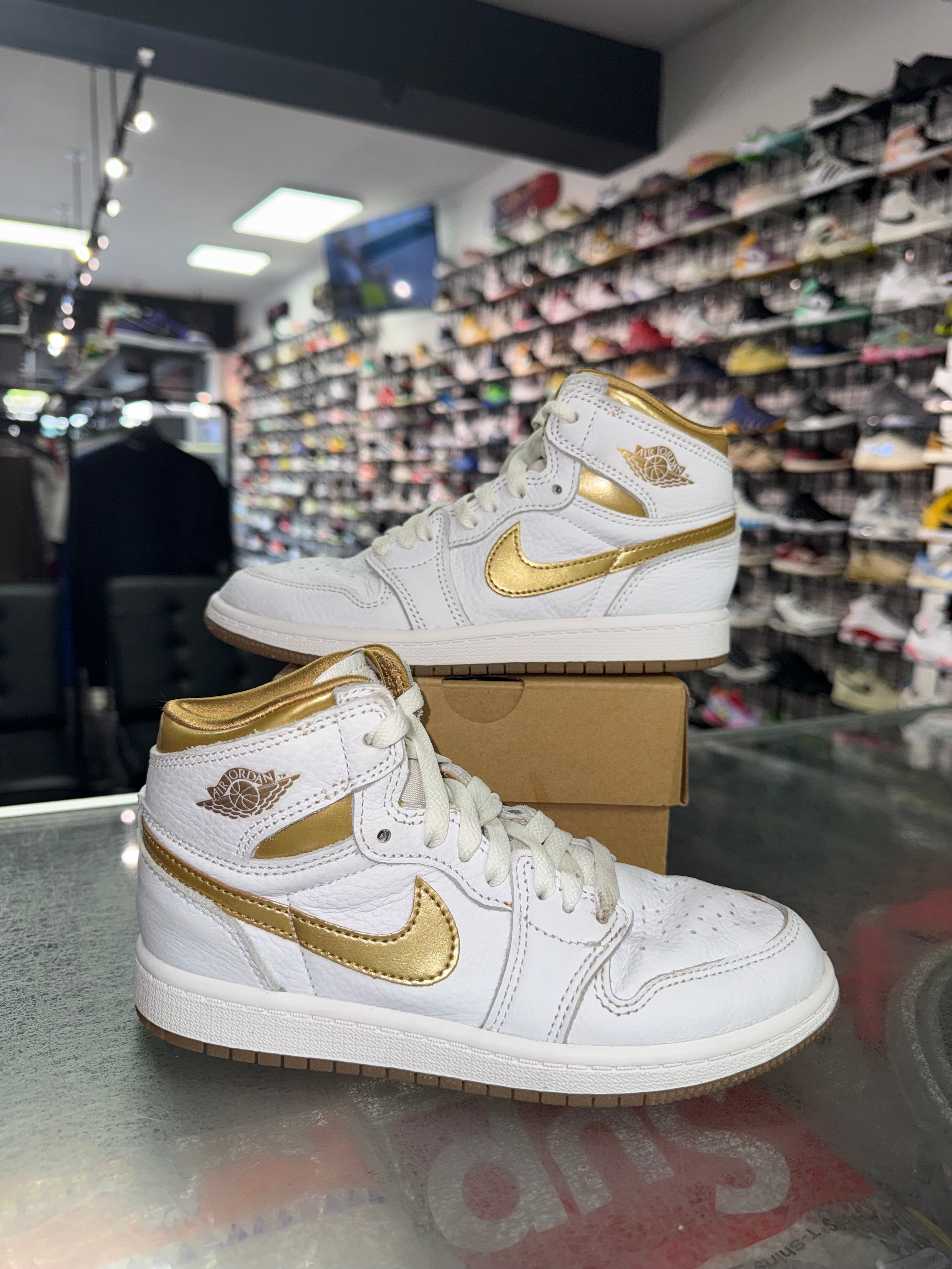 Size 1y Air Jordan 1 “Metallic Gold” (PS)