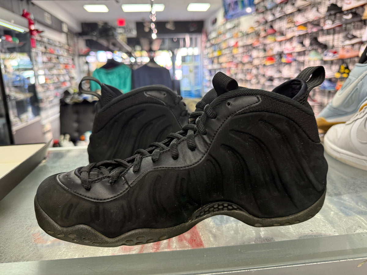 Nike Foamposite One Triple Black Suede sneaker, pre-owned, size 11 – view 4