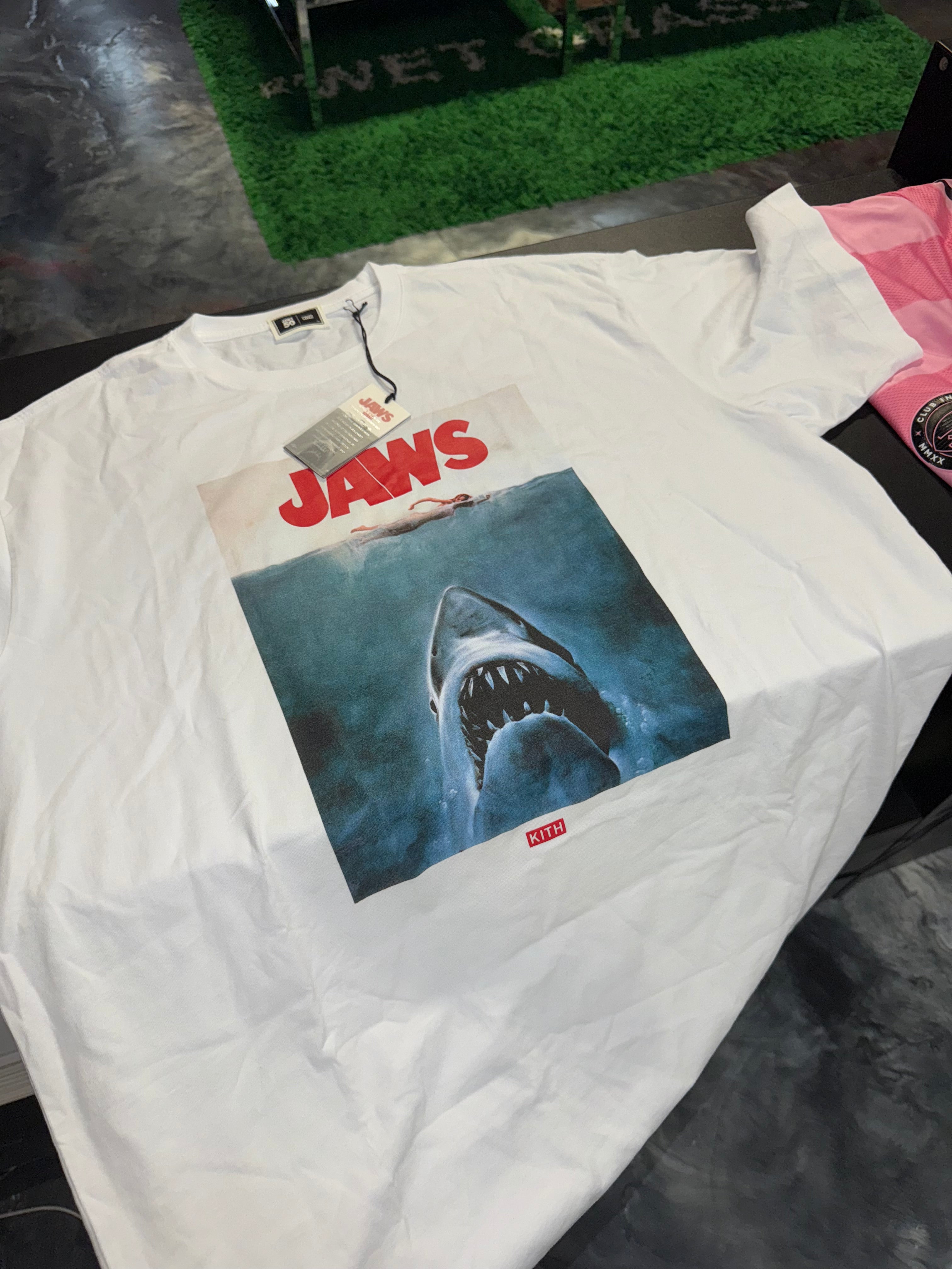 Size XL Kith Jaws Main Poster Tee “White” Brand New – Direct Kicks