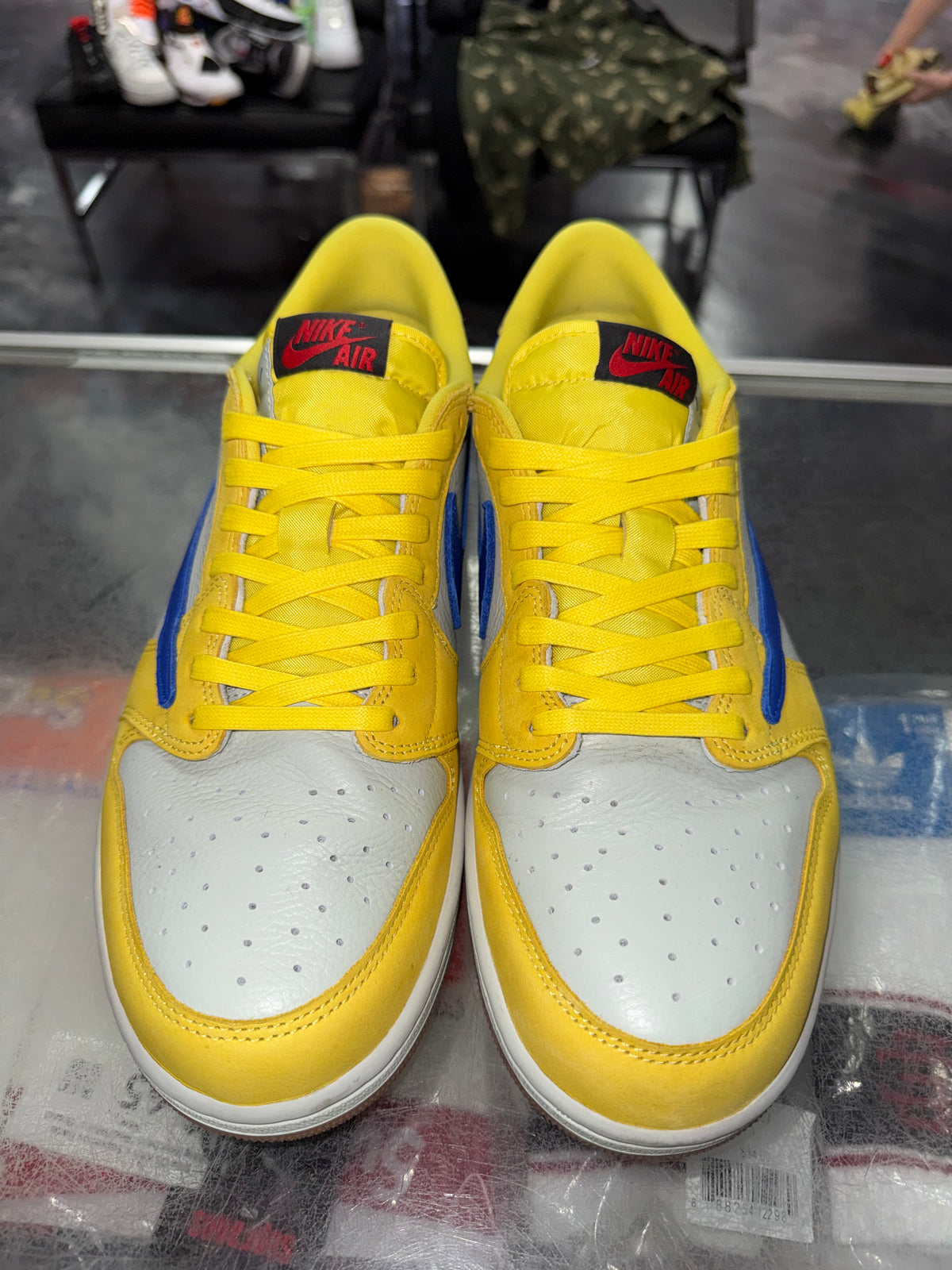 Air Jordan 1 Low Travis Scott Canary sneaker, pre-owned, size 11.5 (13W) – view 5