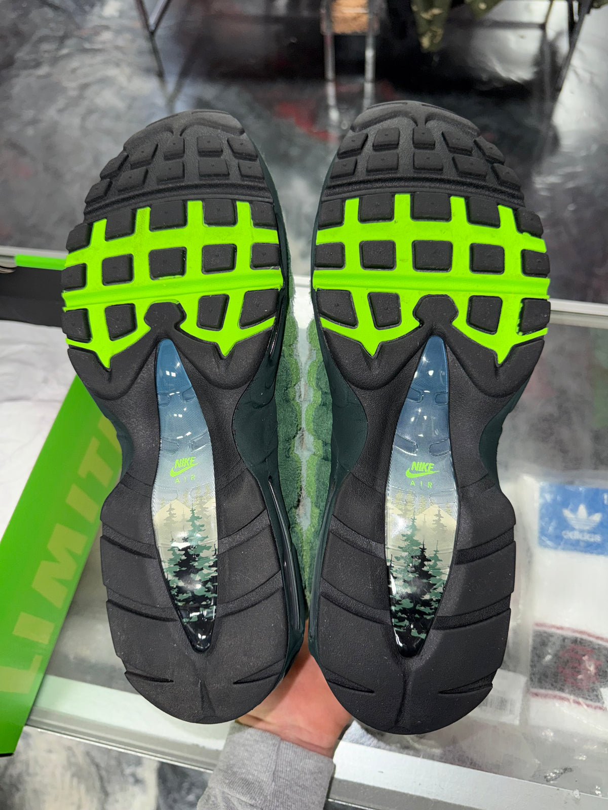 Nike Air Max 95 Big Bubble Ducks of a Feather Oregon Ducks The Woods sneaker, pre-owned, size 12 – view 6