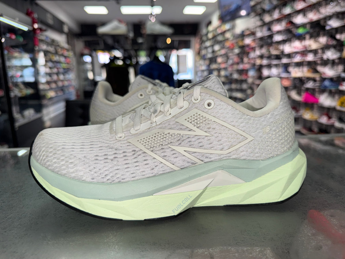 Size 5.5 (7W) New Balance Fuelcell Propel “White/Mint”