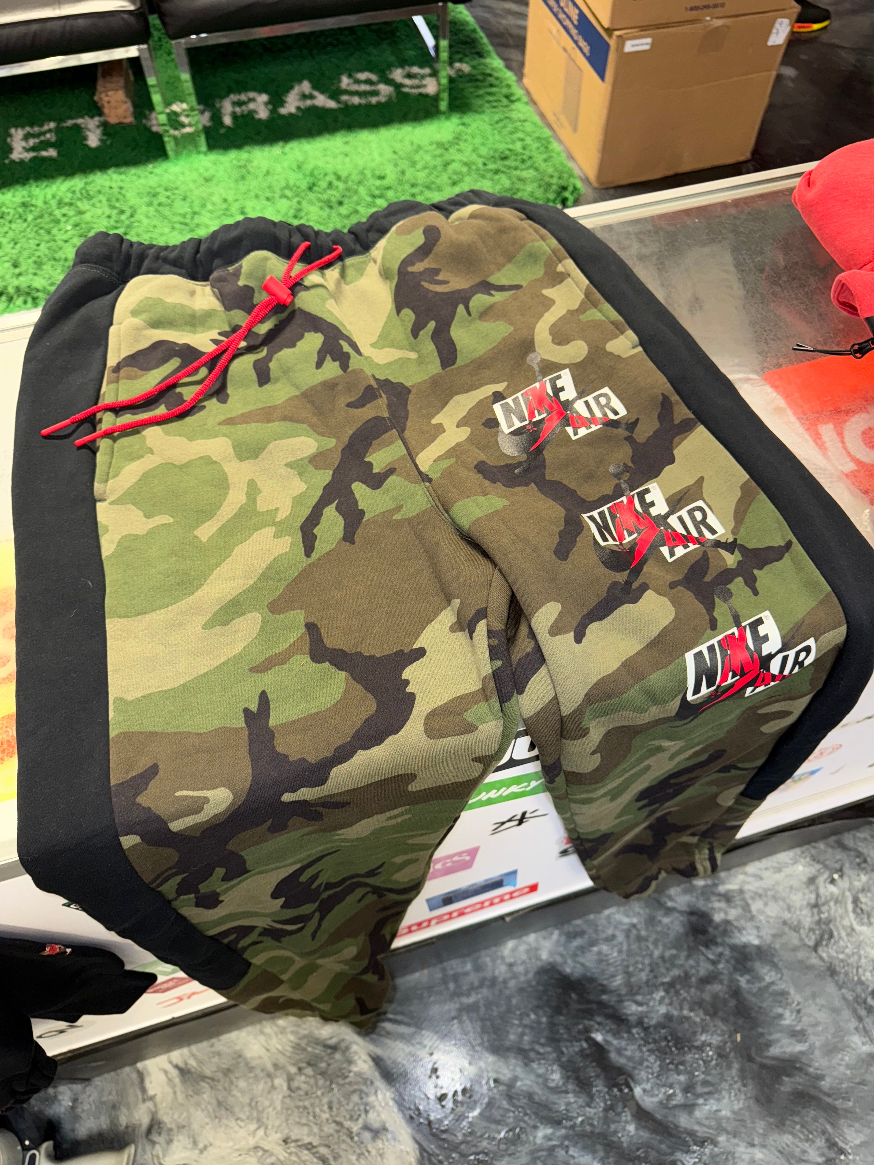 Medium Jordan Flight Sweatpants Camo - Worn 1x