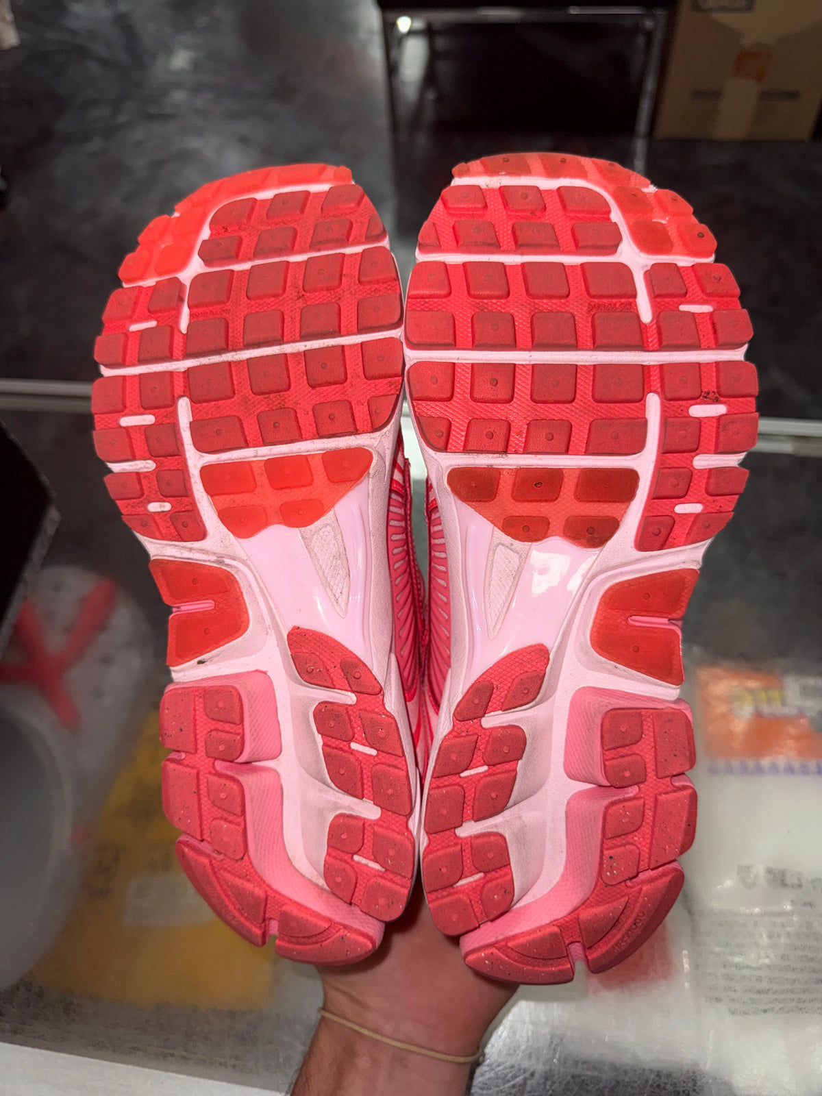 Nike Zoom Vomero 5 Coral Chalk Hot Punch sneaker, pre-owned, size 8 (9.5W) – view 7