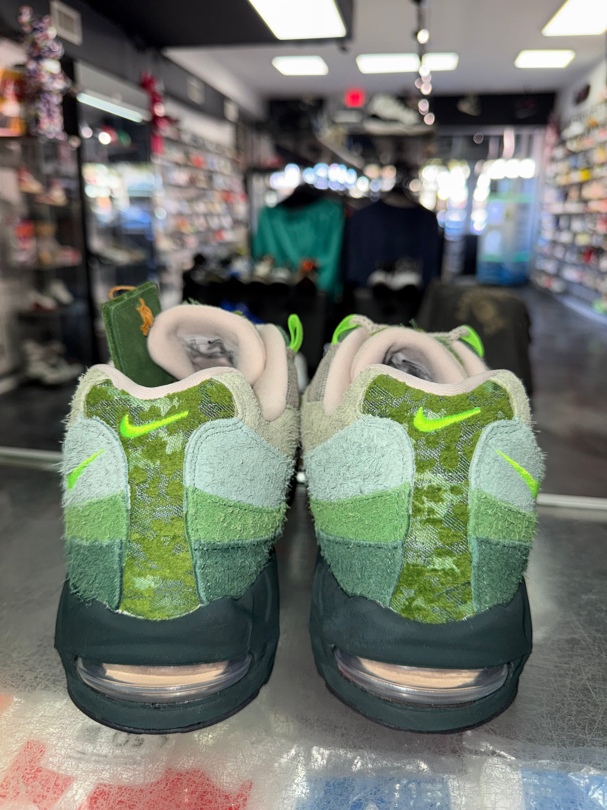Nike Air Max 95 Big Bubble Ducks of a Feather Oregon Ducks The Woods sneaker, pre-owned, size 12 – view 5