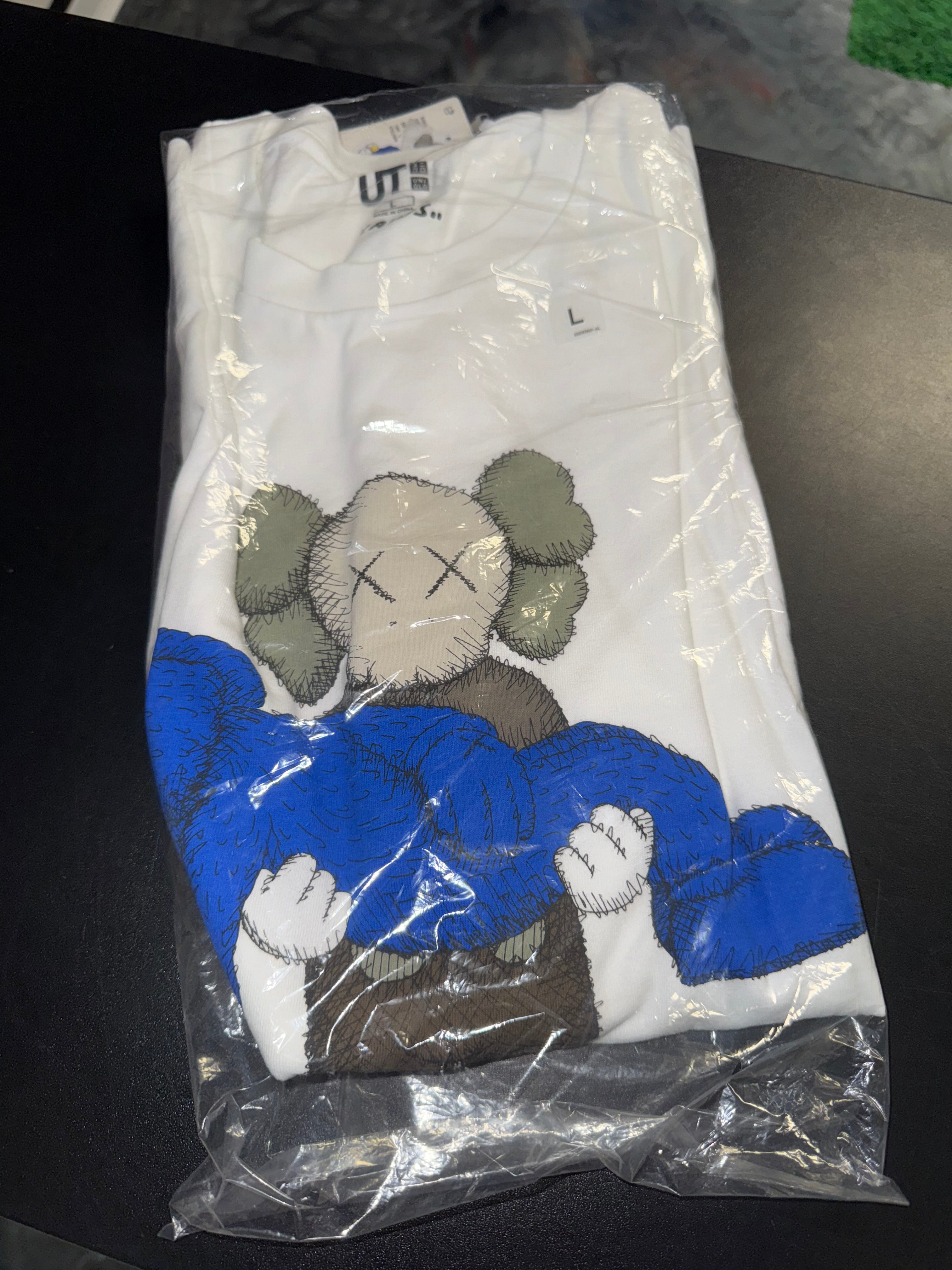 Size L Kaws x Uniqlo Gone Tee “White” Brand New