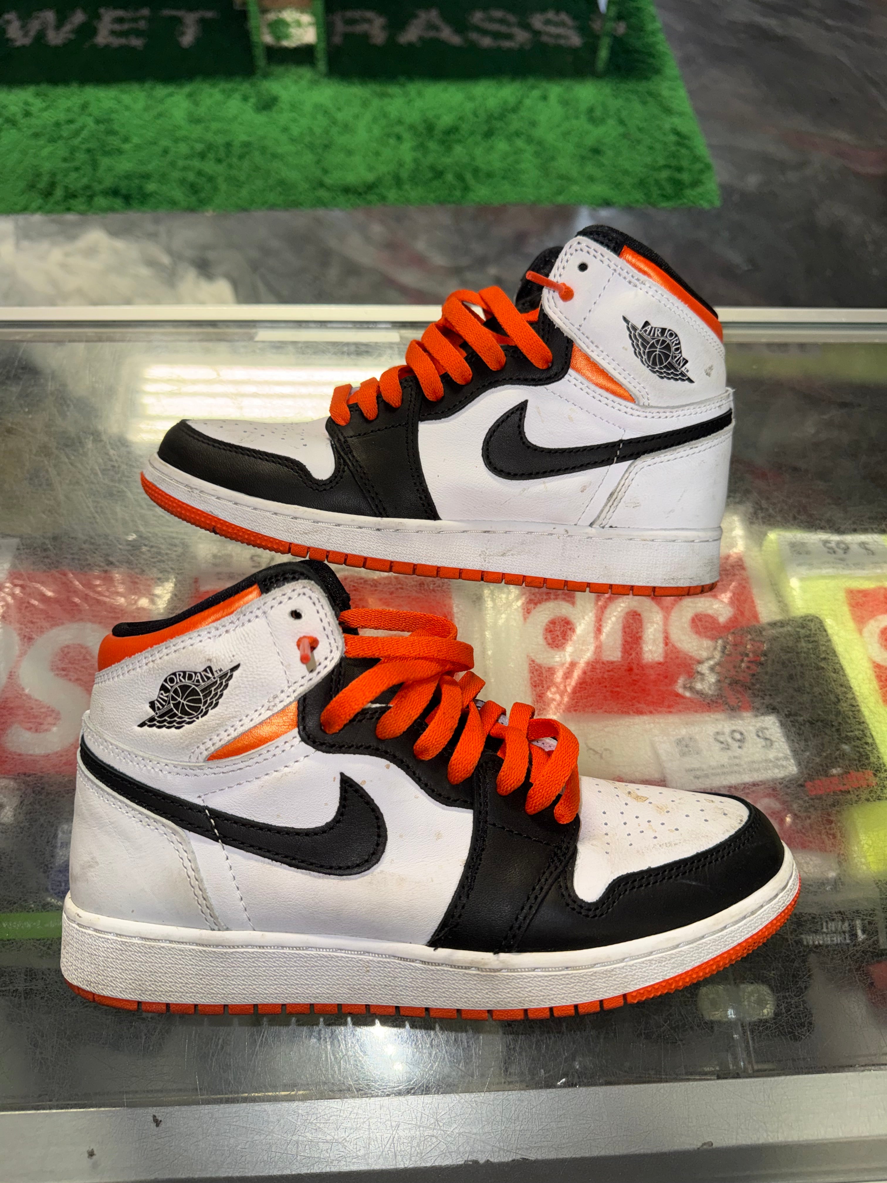 Size 6y Air Jordan 1 "Electro Orange" - NB