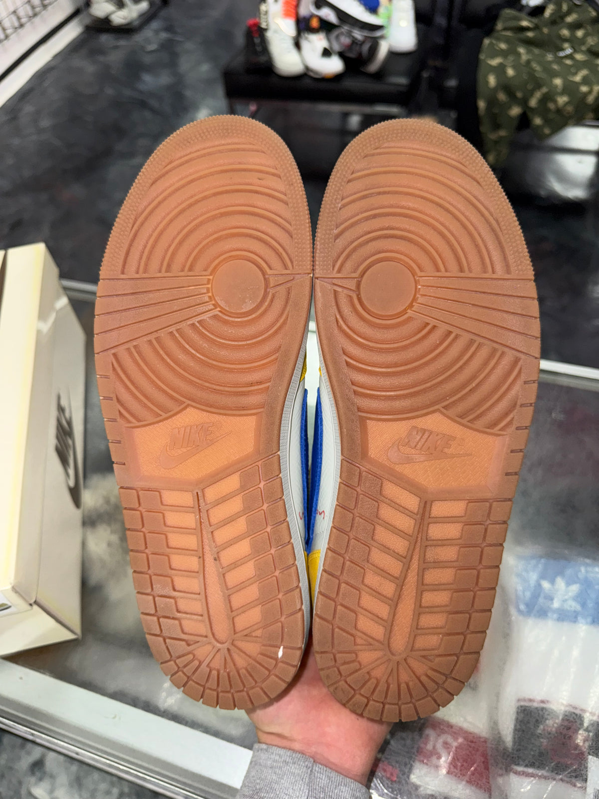 Air Jordan 1 Low Travis Scott Canary sneaker, pre-owned, size 11.5 (13W) – view 7