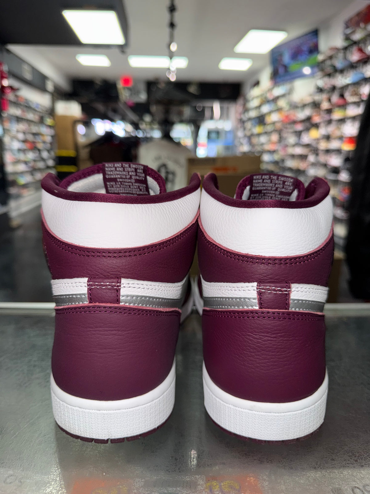 Air Jordan 1 Bordeaux sneaker, pre-owned, size 11 – view 6