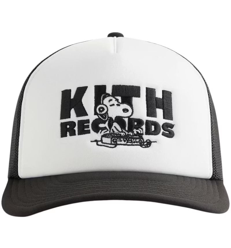 Size OS Kith x Peanuts Record Trucker Hat “Black/White”