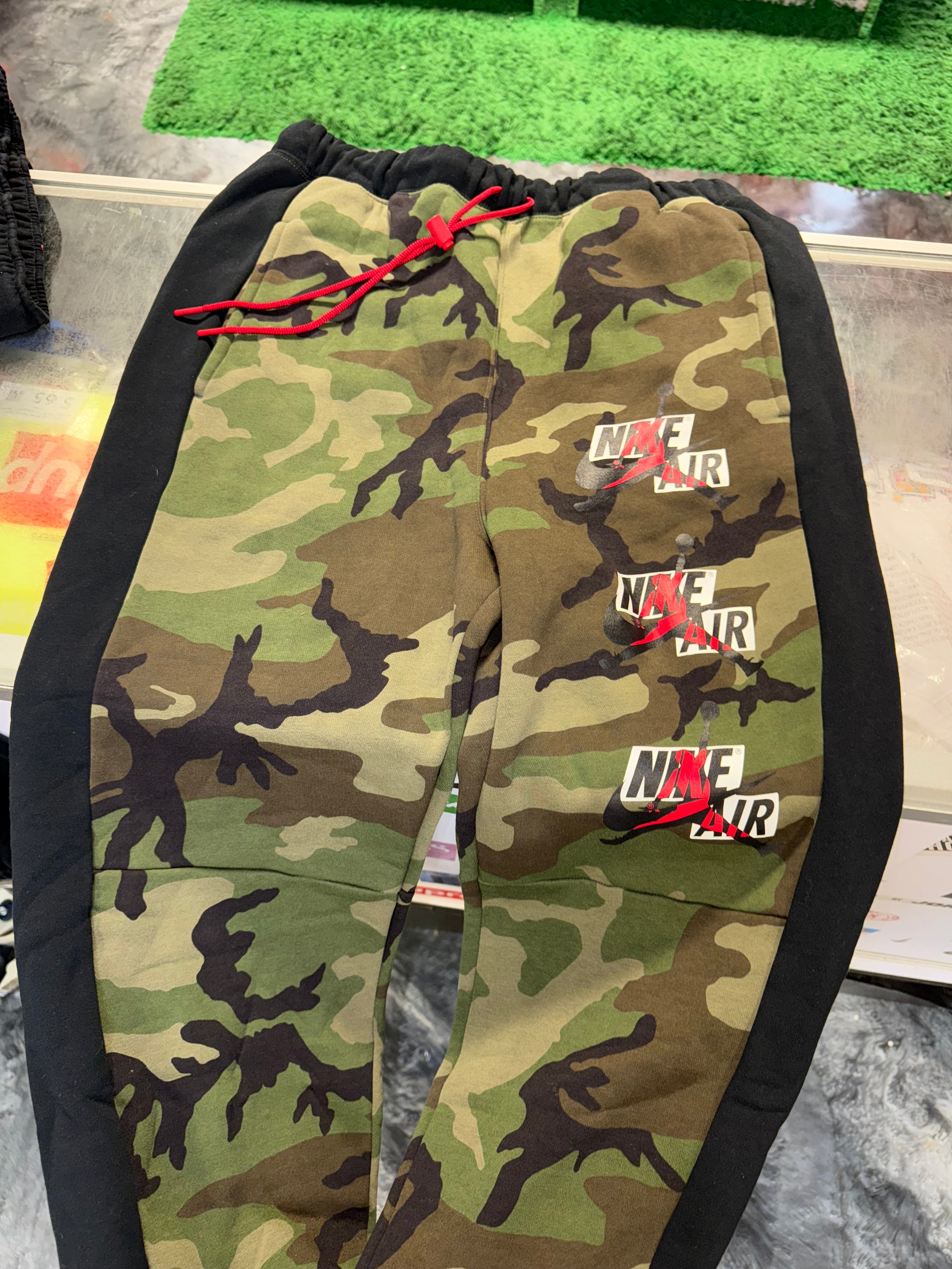 Medium Jordan Flight Sweatpants Camo - Worn 1x