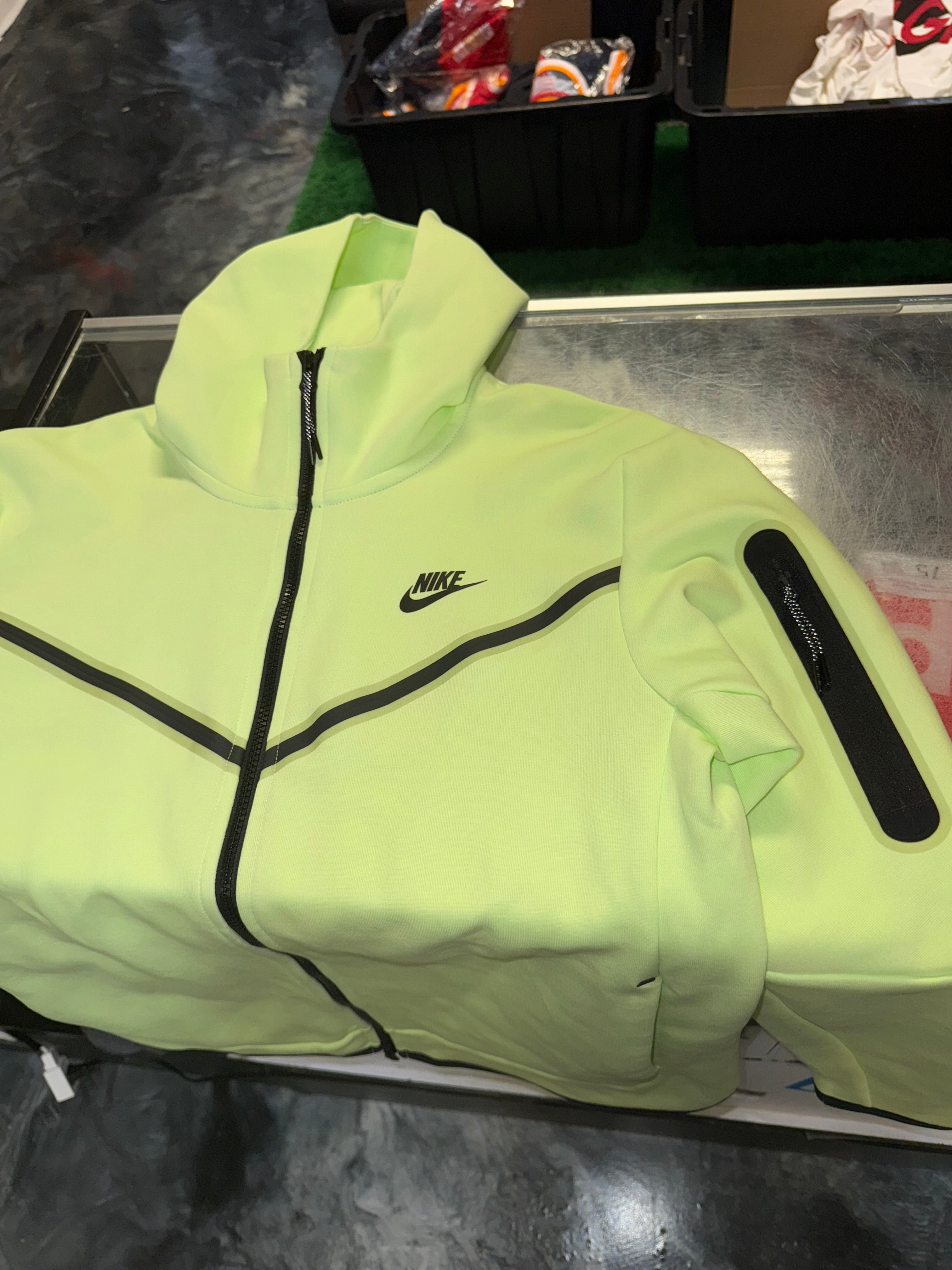 Size M Nike Tech Zip Up “Mint” Brand New