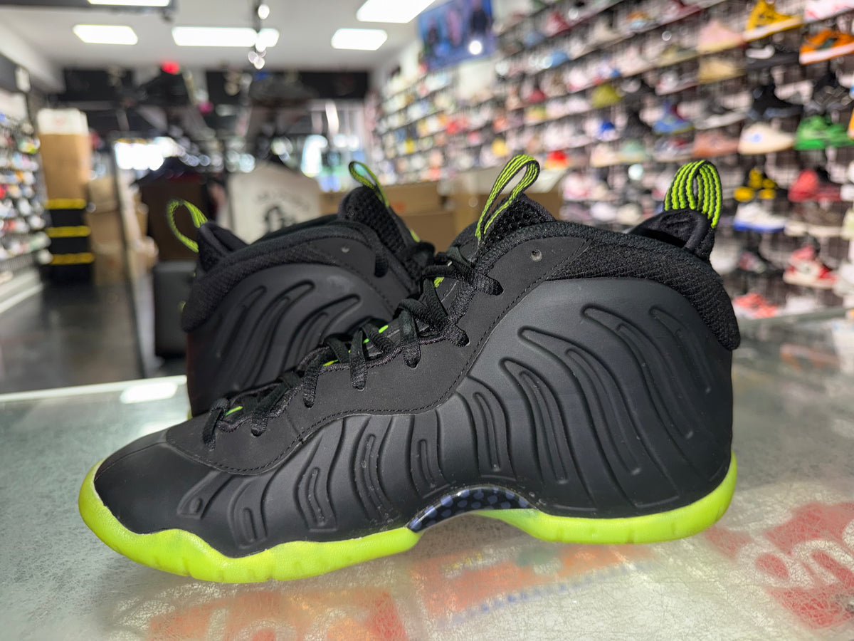 Nike Little Posite One GS Black Volt sneaker, pre-owned, size 7Y – view 4