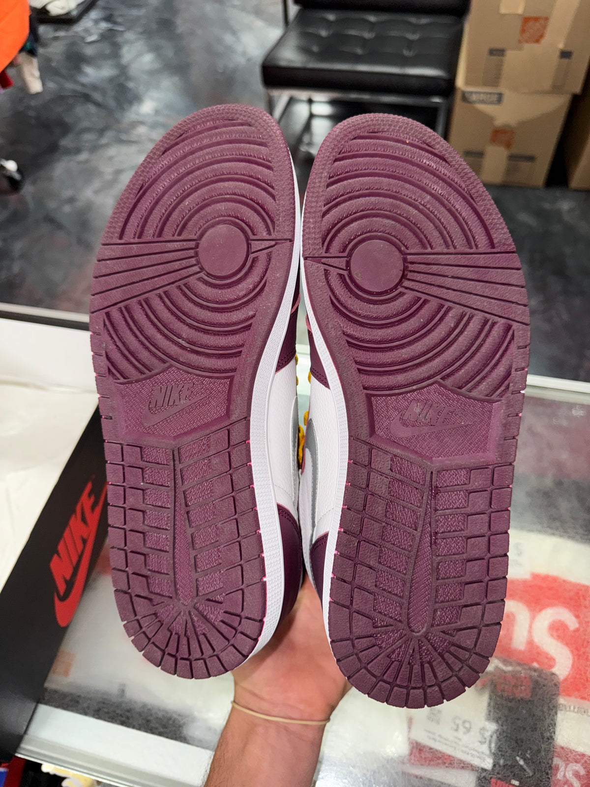 Air Jordan 1 Bordeaux sneaker, pre-owned, size 11 – view 7