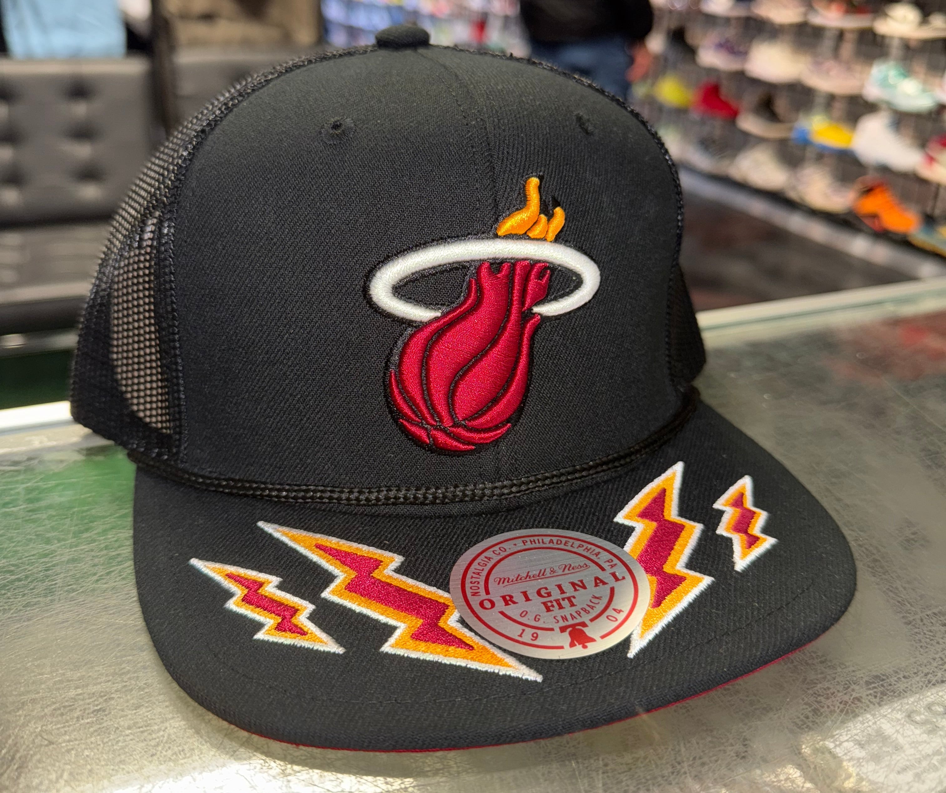 Size OS Mitchell & Ness Charged Trucker Hat "Miami Heat" Brand New