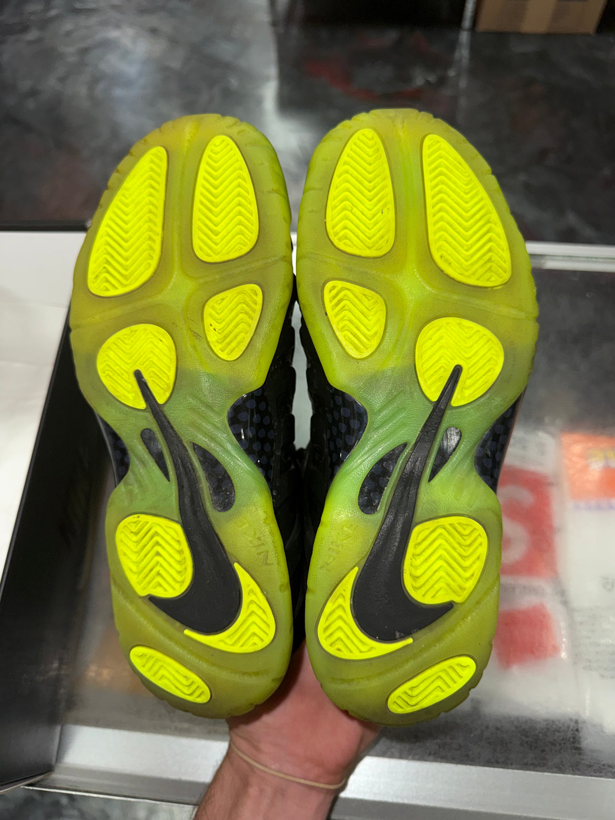 Nike Little Posite One GS Black Volt sneaker, pre-owned, size 7Y – view 7