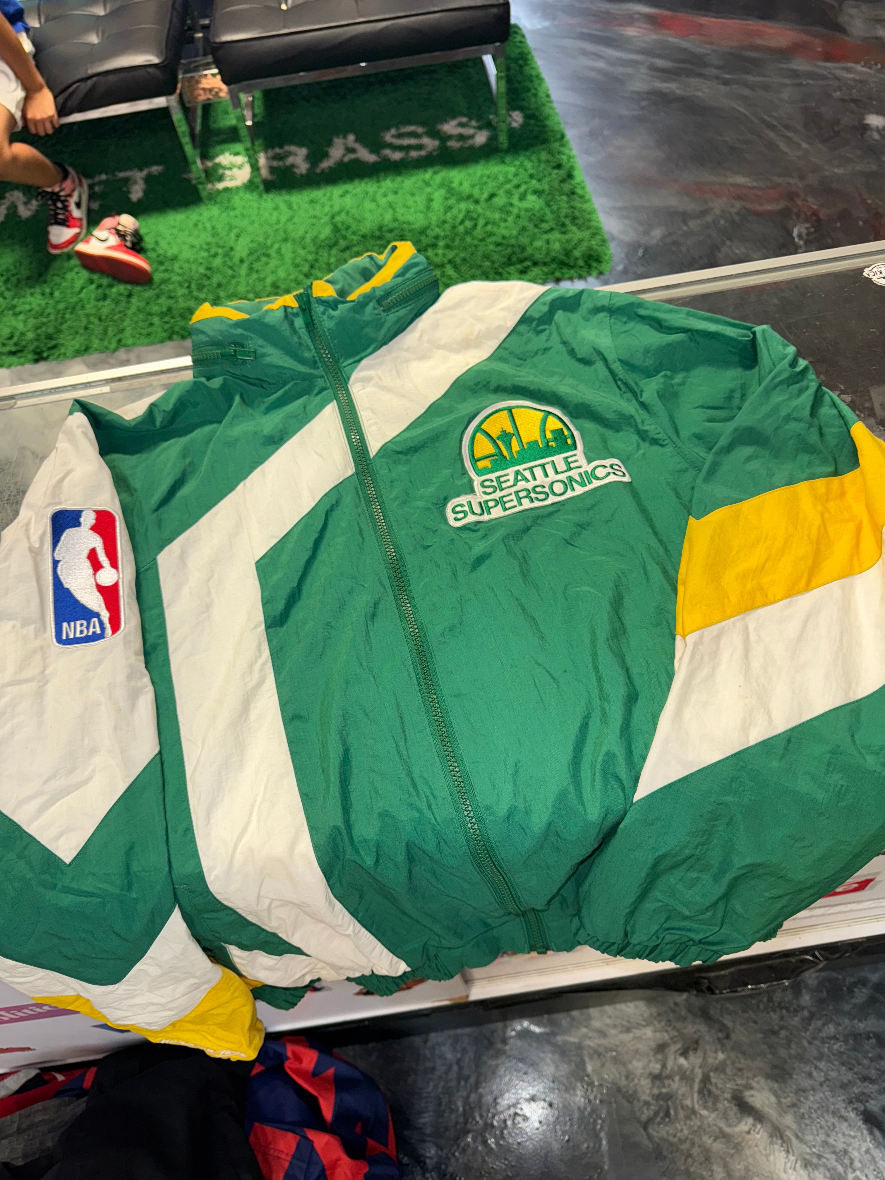Medium Mitchell & Ness Seattle Supersonics Vintage Jacket