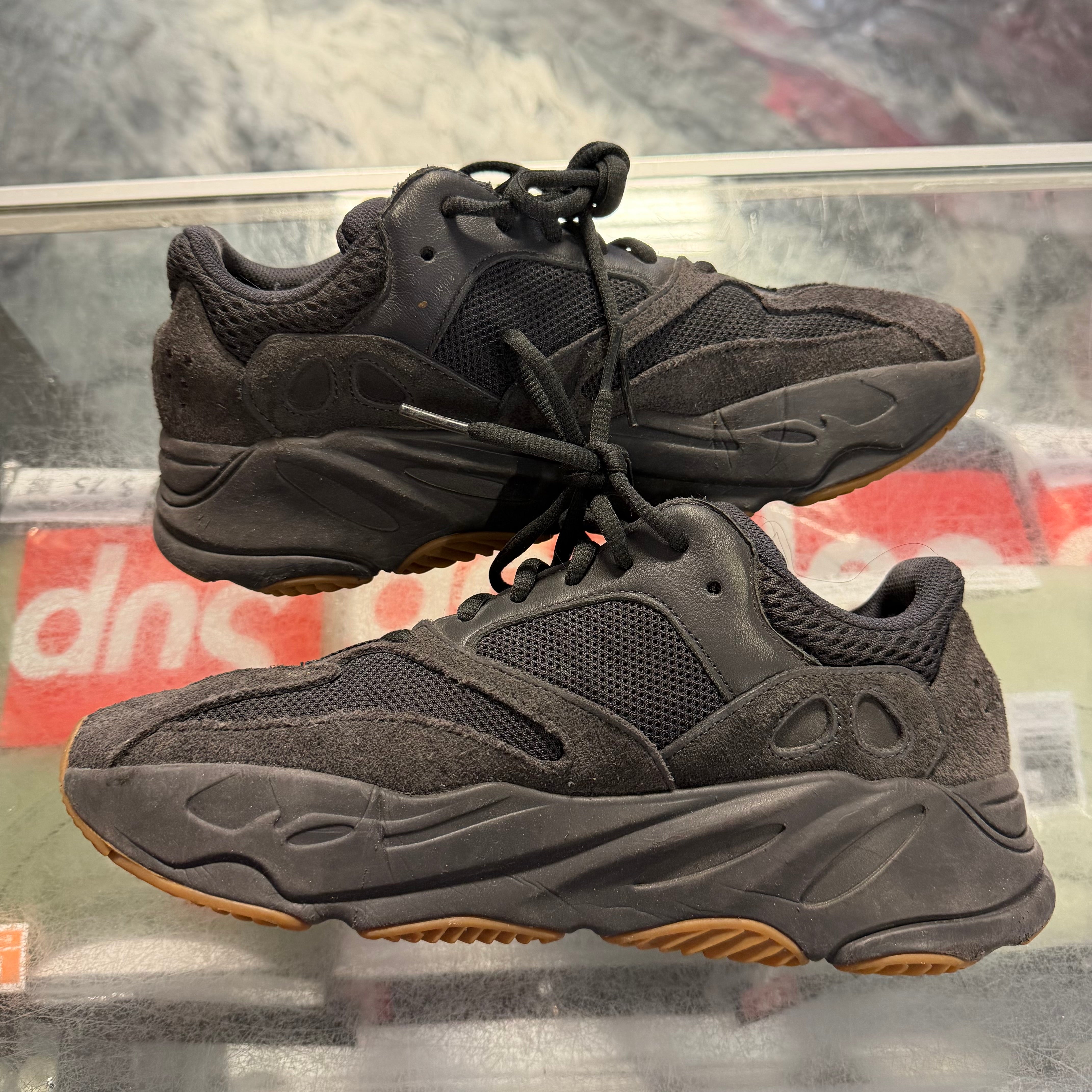 Size 8 yeezy Boost 700 "Utility Black" - NB