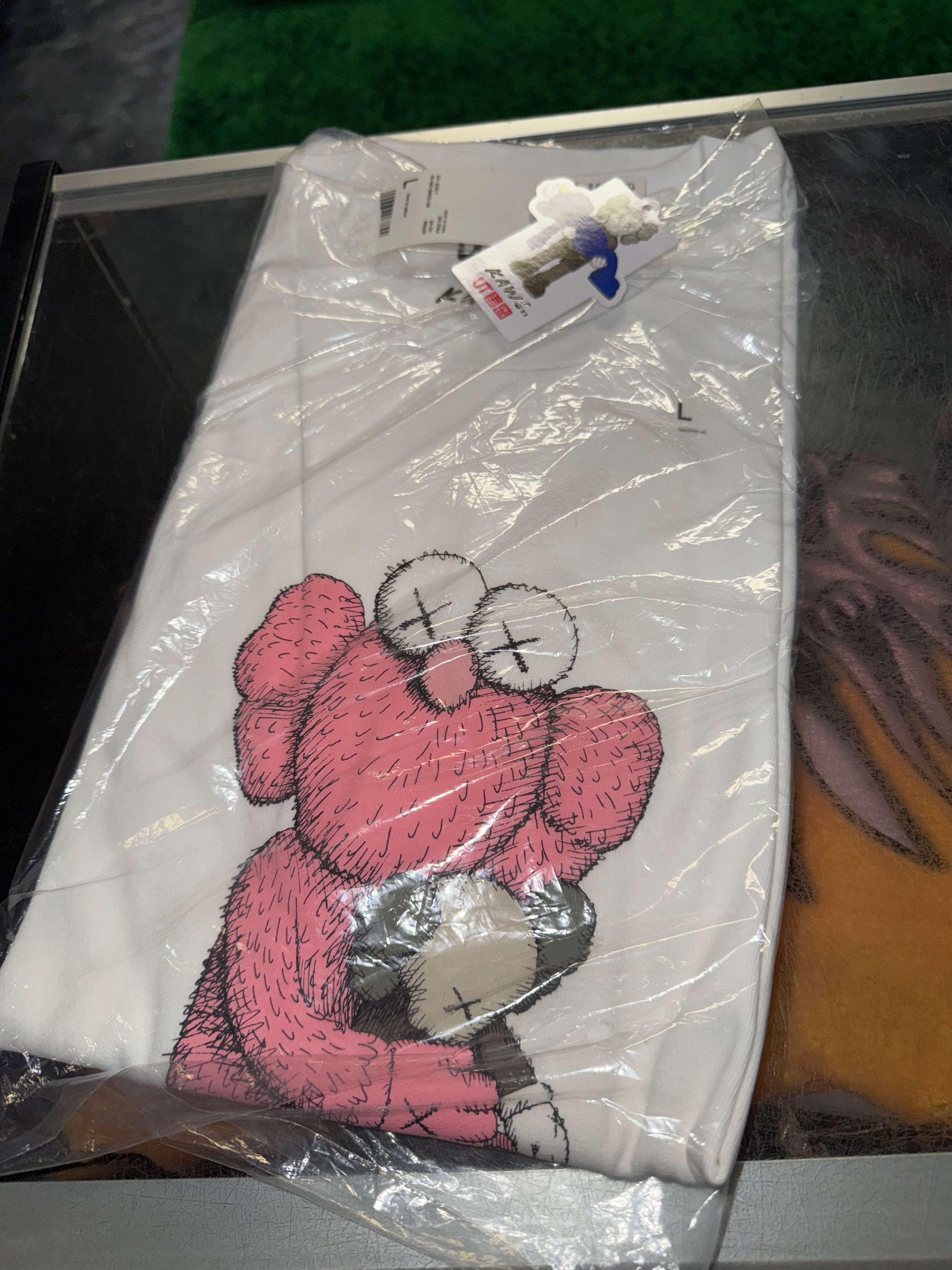 Size L Kaws x Uniqlo Hug Tee “White” Brand New