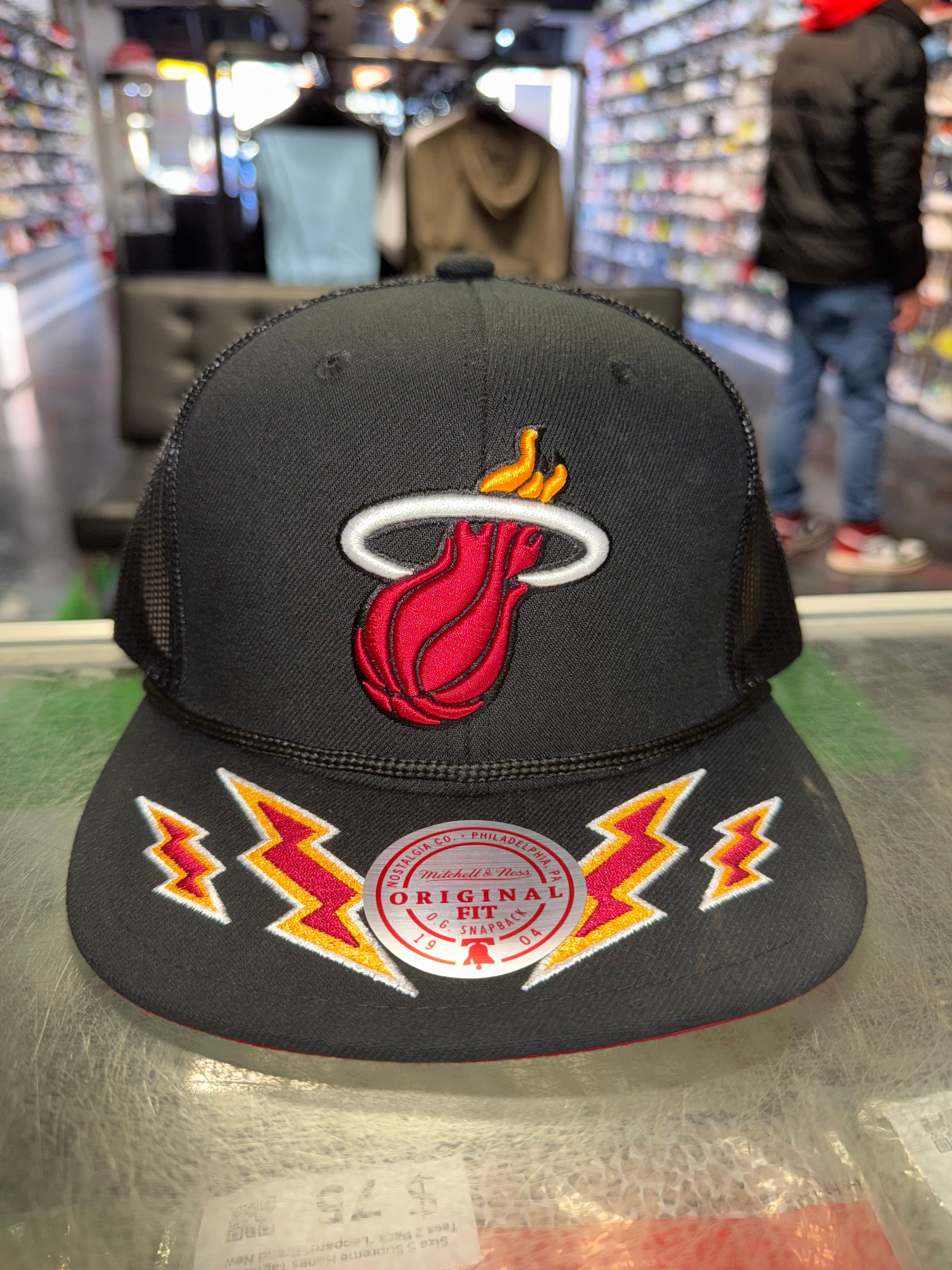 Size OS Mitchell & Ness Charged Trucker Hat "Miami Heat" Brand New