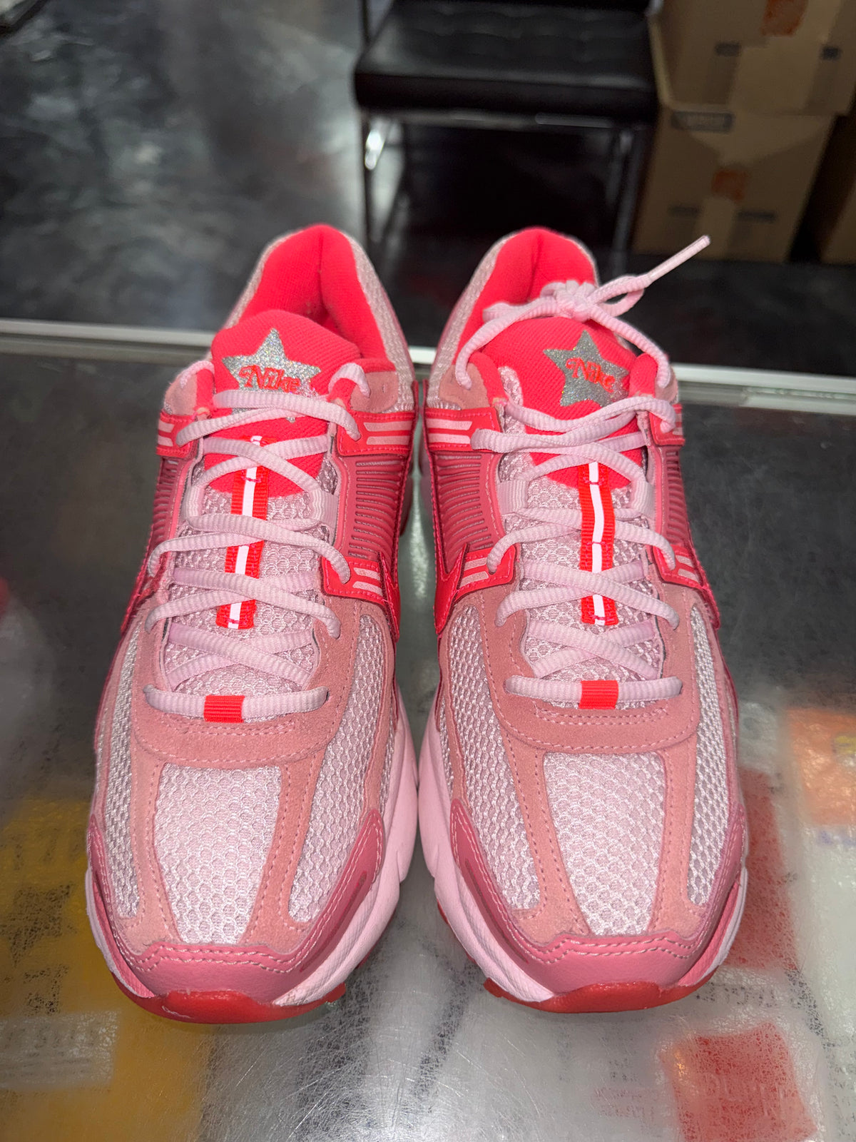 Nike Zoom Vomero 5 Coral Chalk Hot Punch sneaker, pre-owned, size 8 (9.5W) – view 5