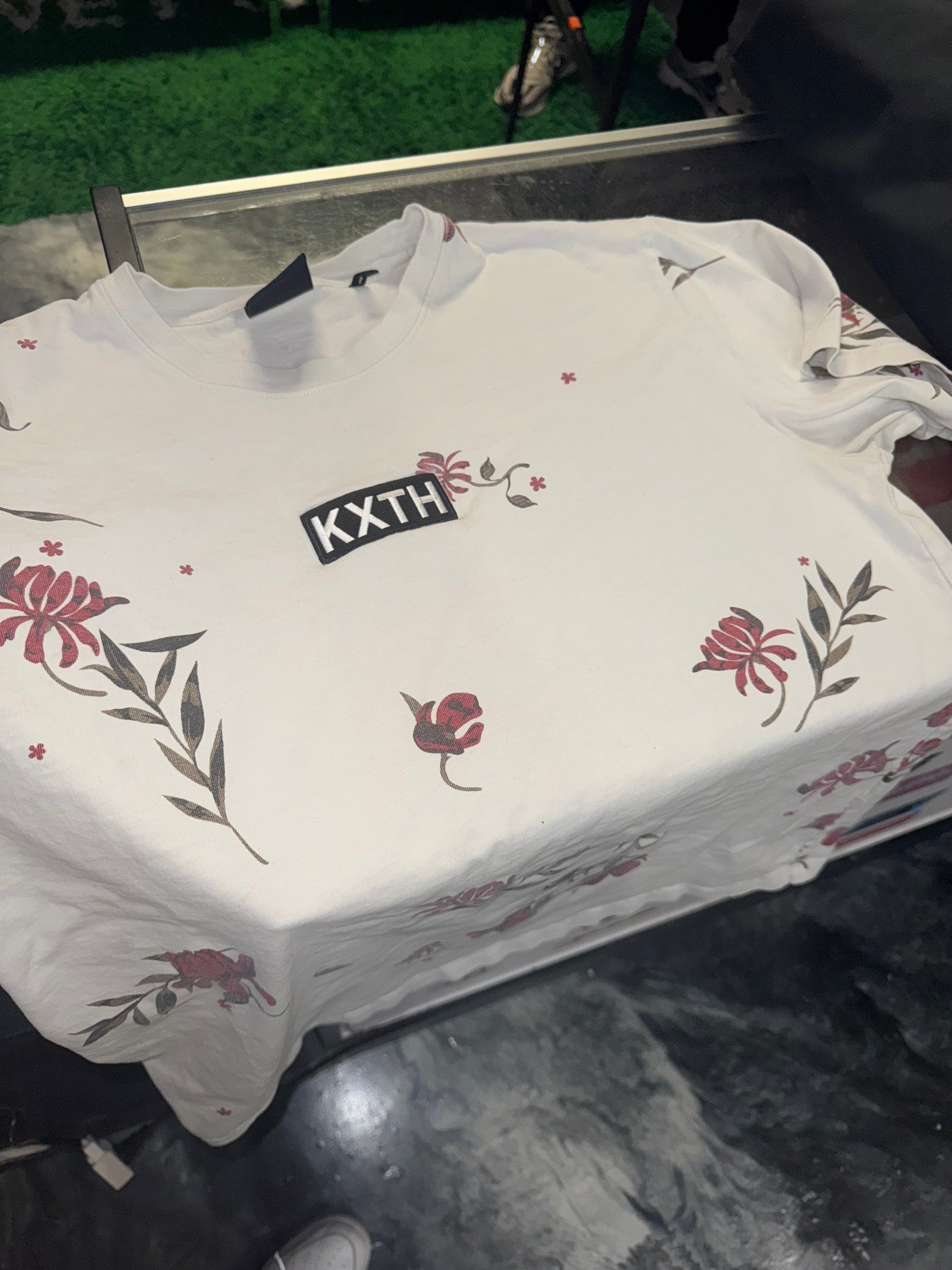 Size M Kith Floral Design Tee “White”