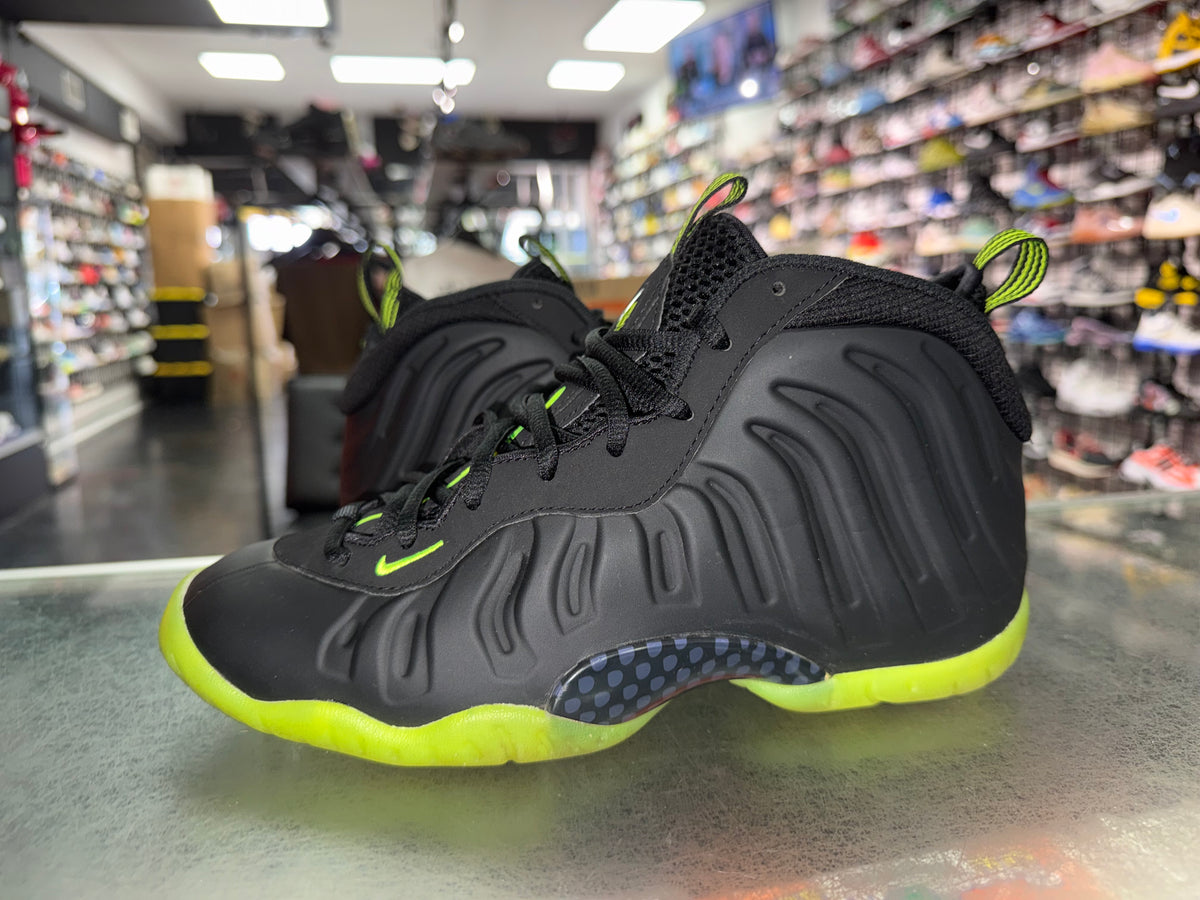 Nike Little Posite One GS Black Volt sneaker, pre-owned, size 7Y – view 2