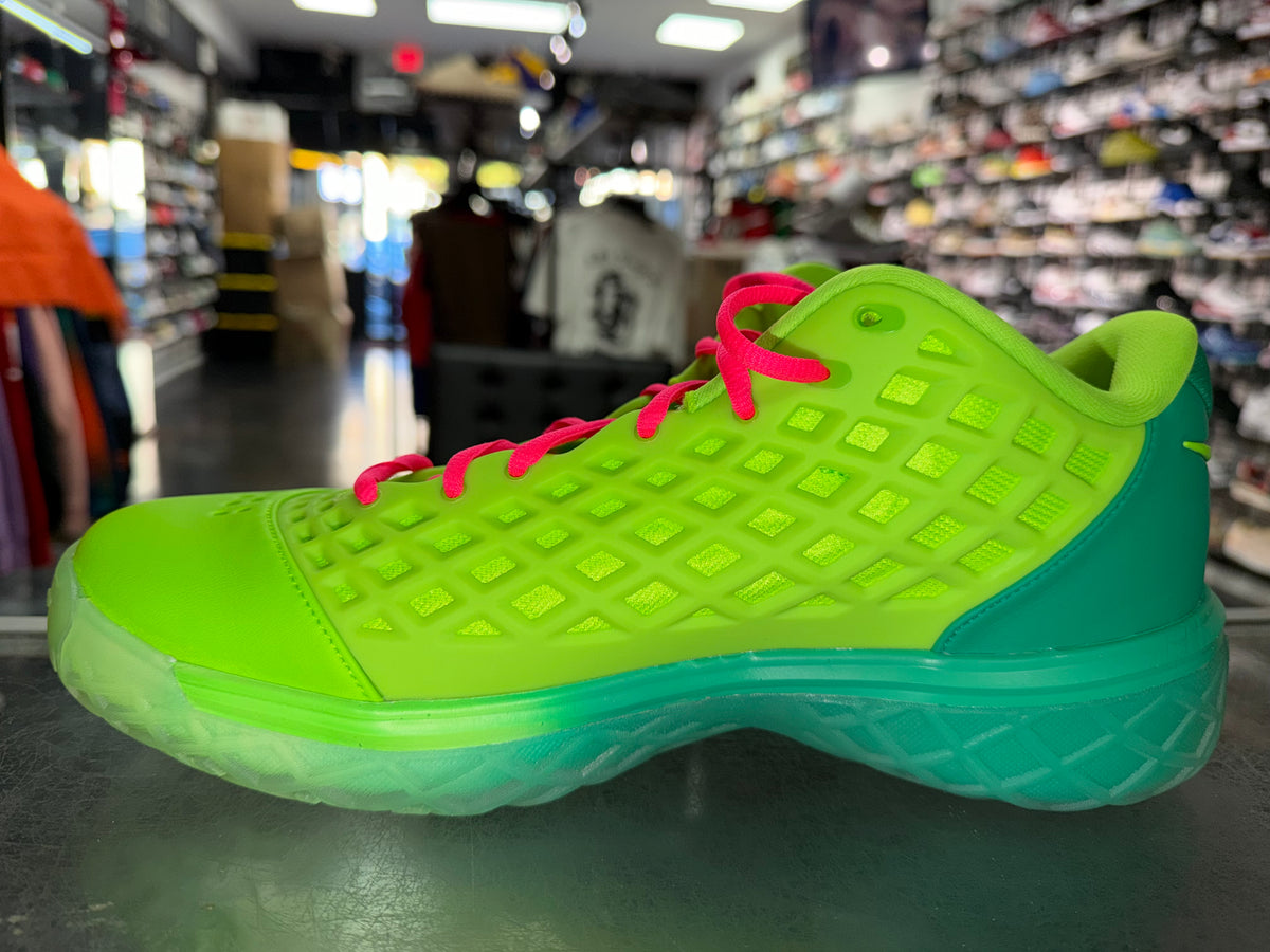 Nike Kobe 3 Low Protro Grinch sneaker, pre-owned, size 10.5 – view 2