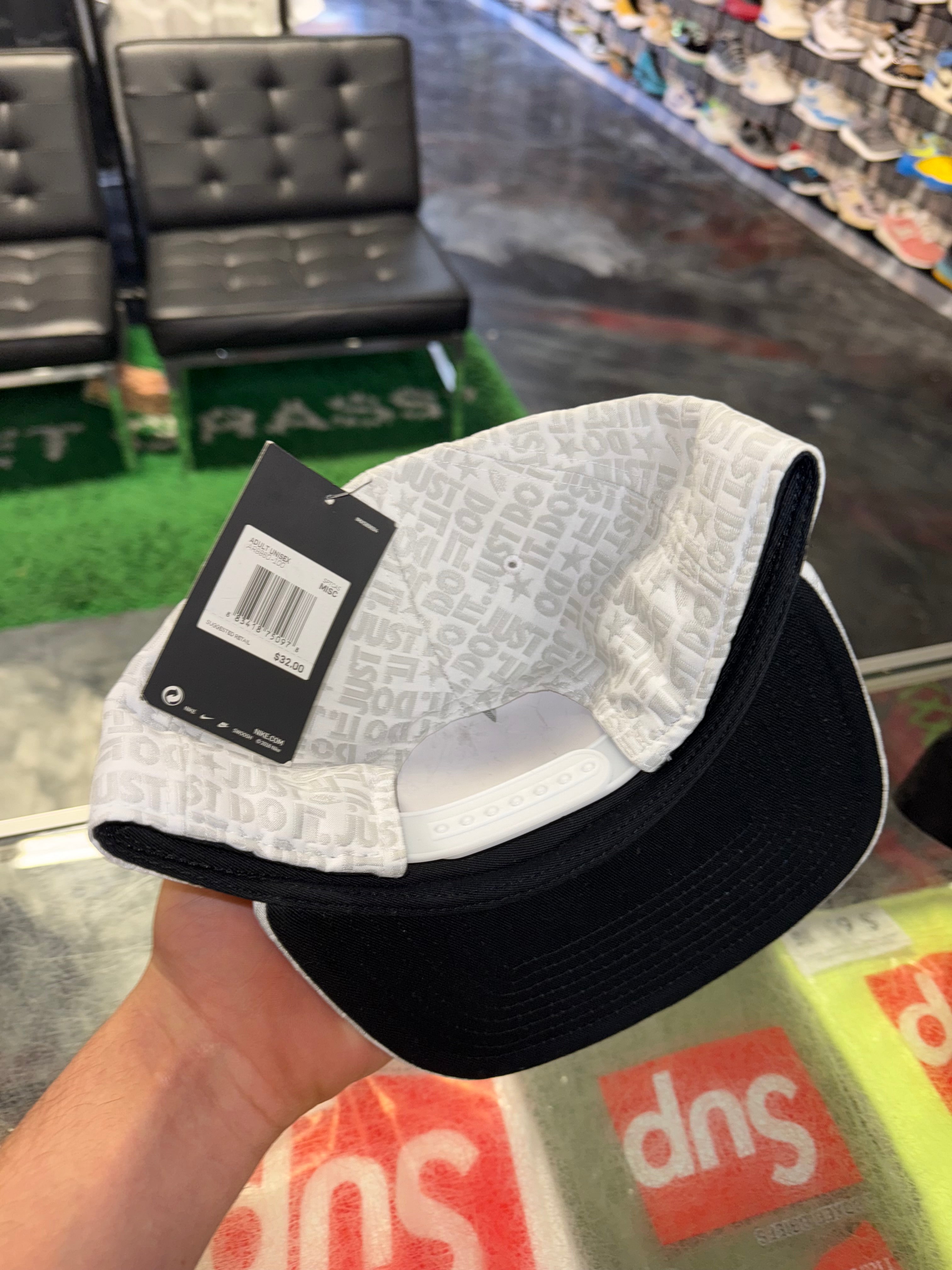 Size OS Nike Just Do It SnapBack Hat “White” Brand New
