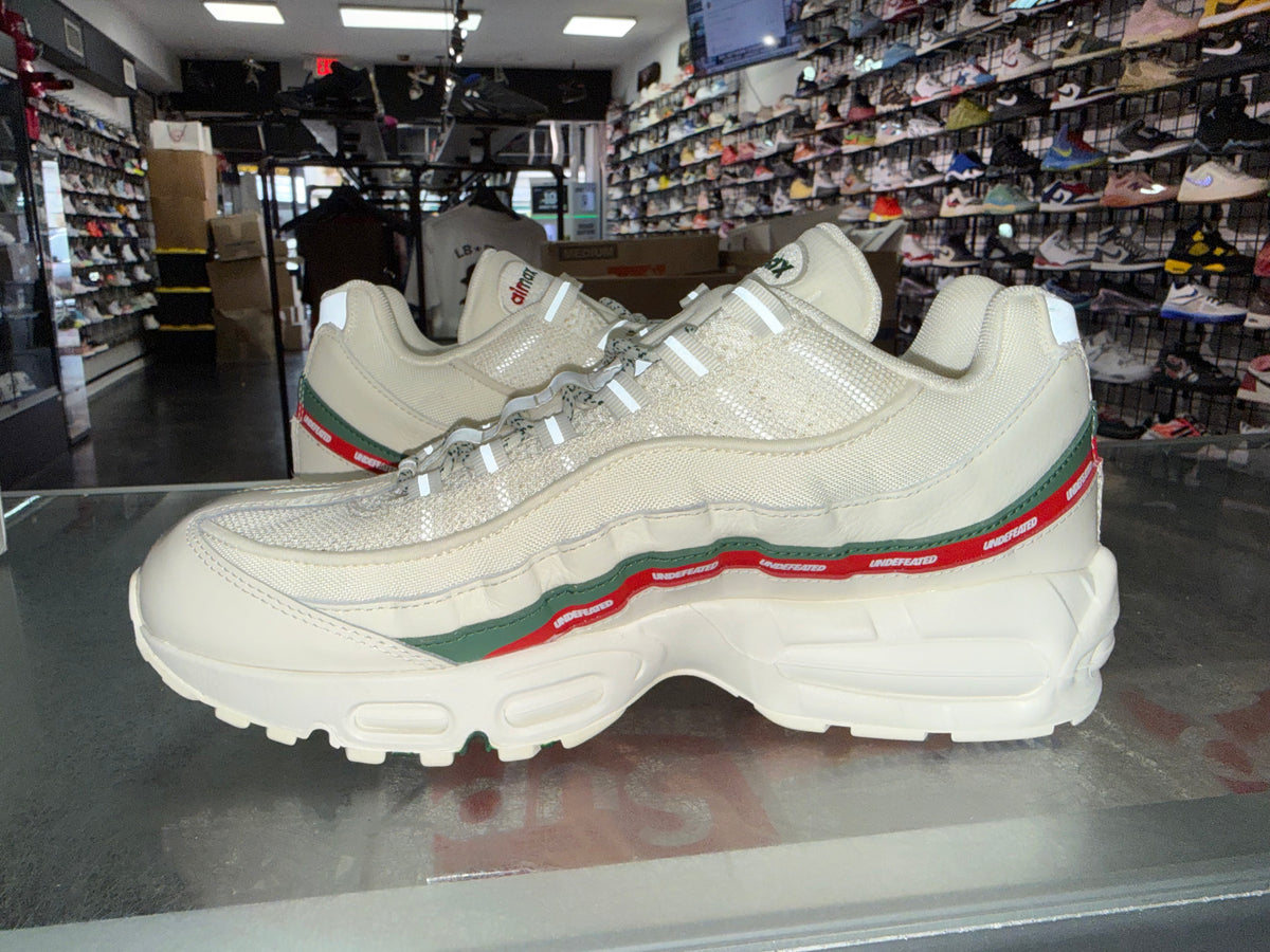 Nike Air Max 95 Undefeated Sail sneaker, pre-owned, size 10.5 – view 4