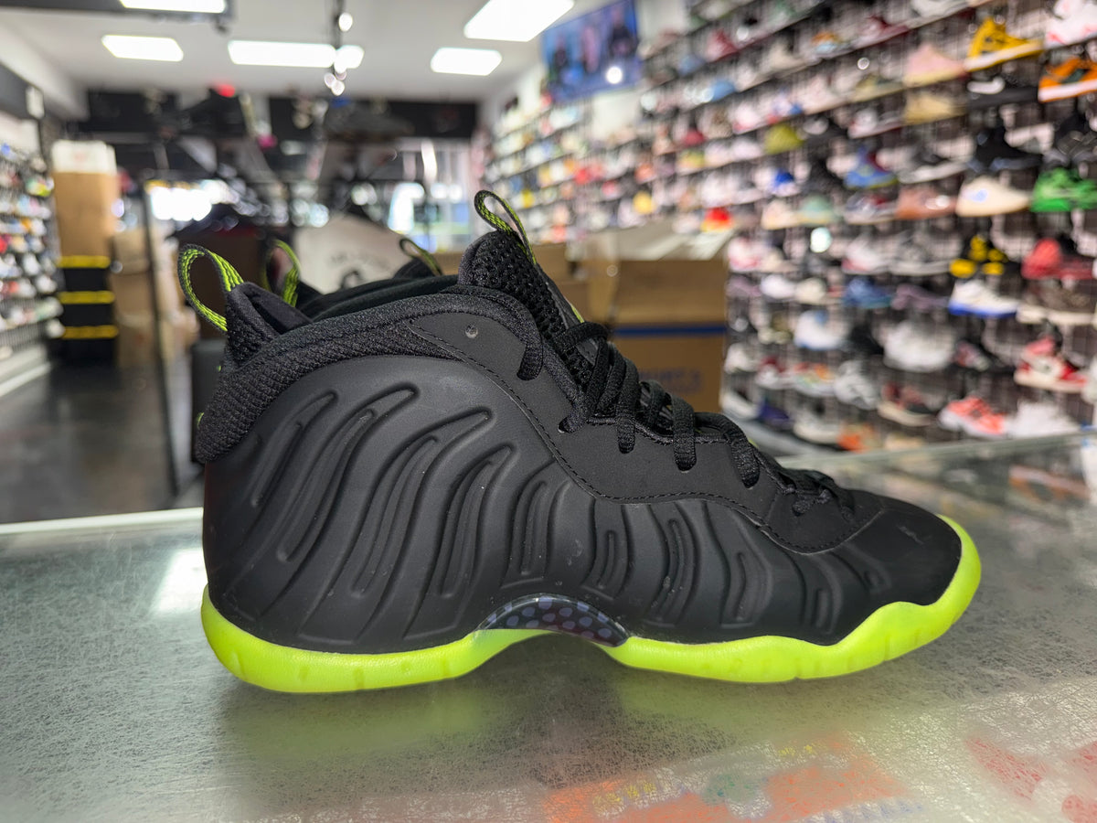 Nike Little Posite One GS Black Volt sneaker, pre-owned, size 7Y – view 3
