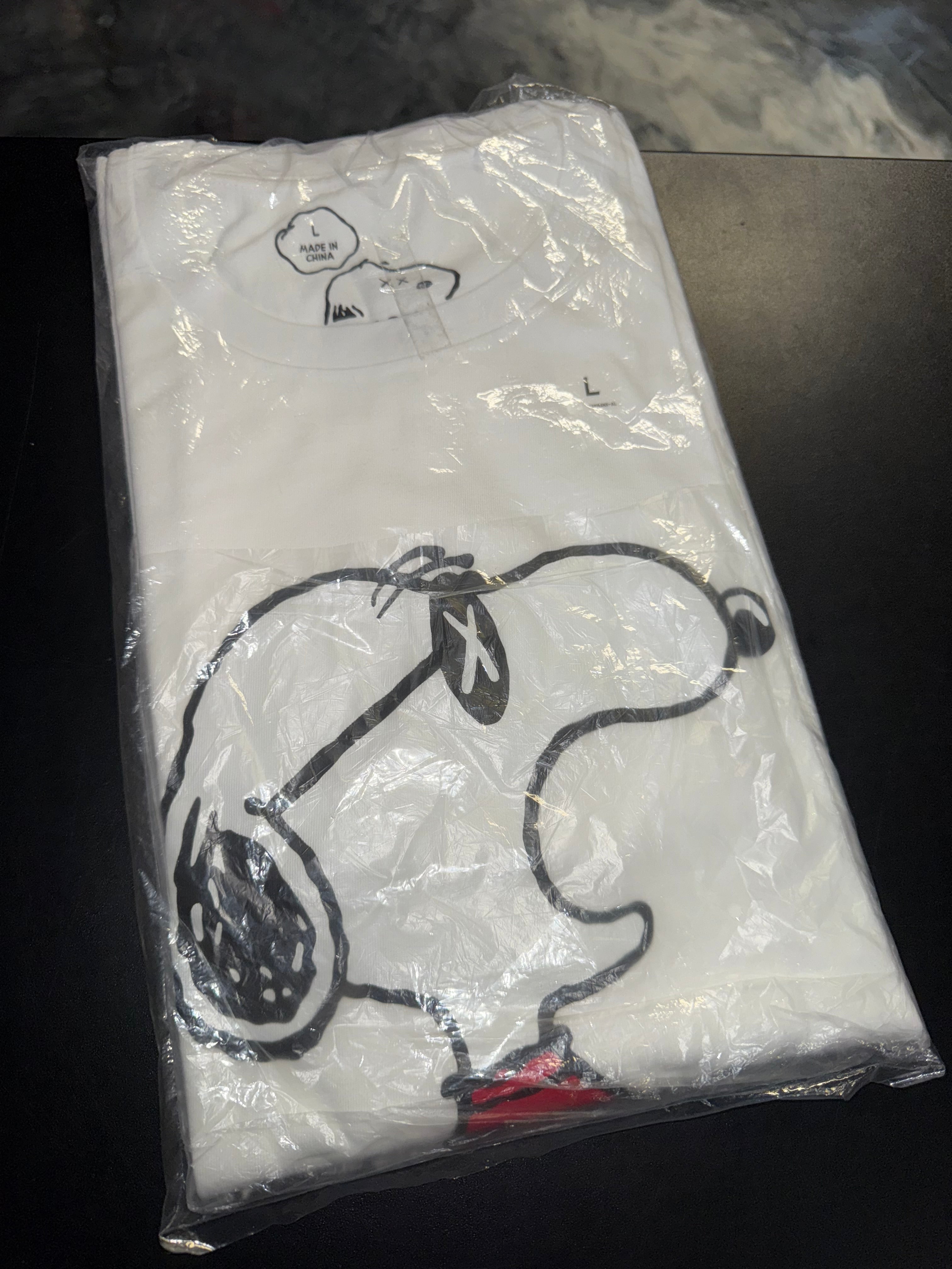 Size L Kaws x Uniqlo Peanuts Yawn Tee “White” Brand New