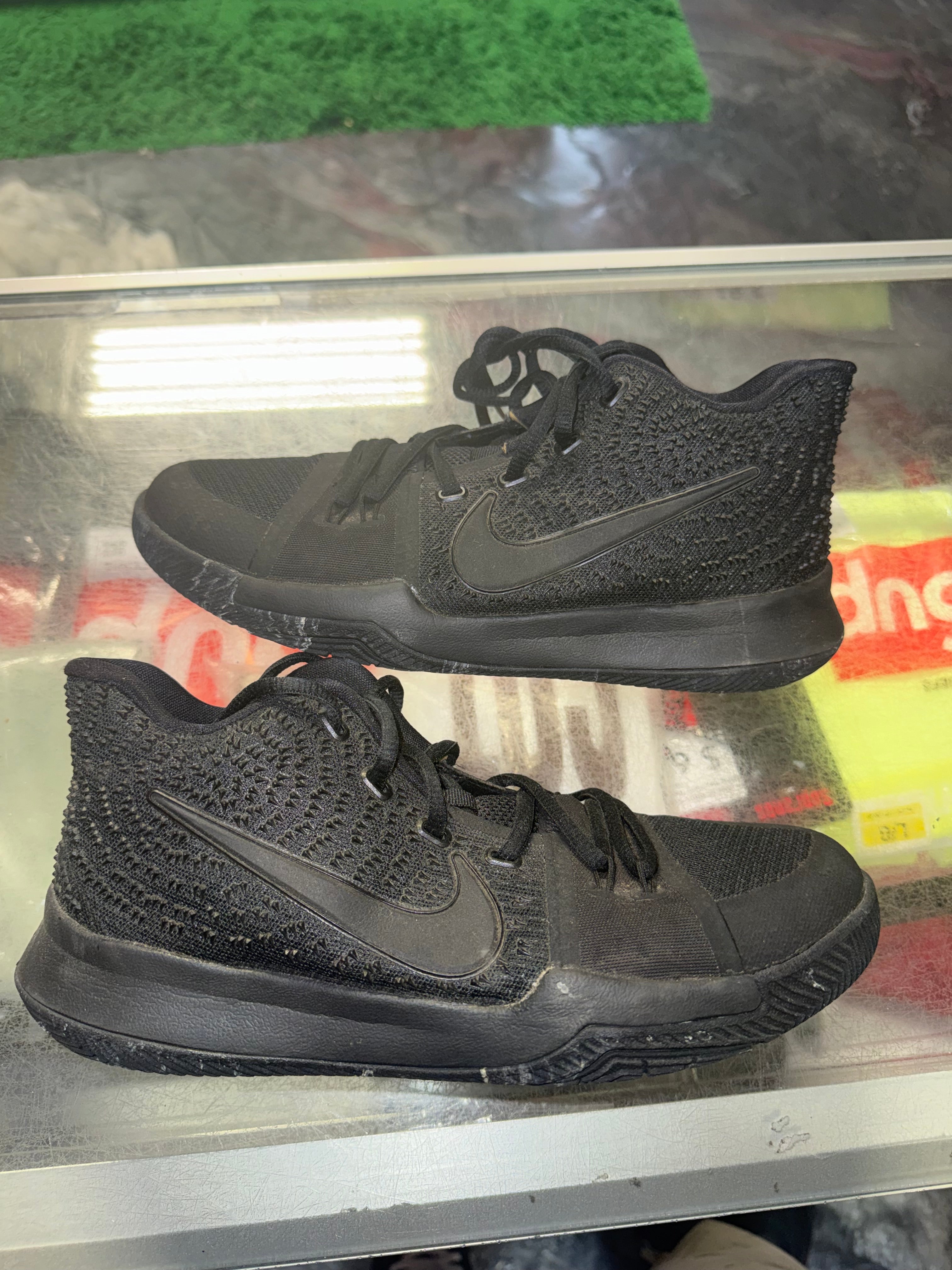 Size 7y Kyrie 3 Black - NB