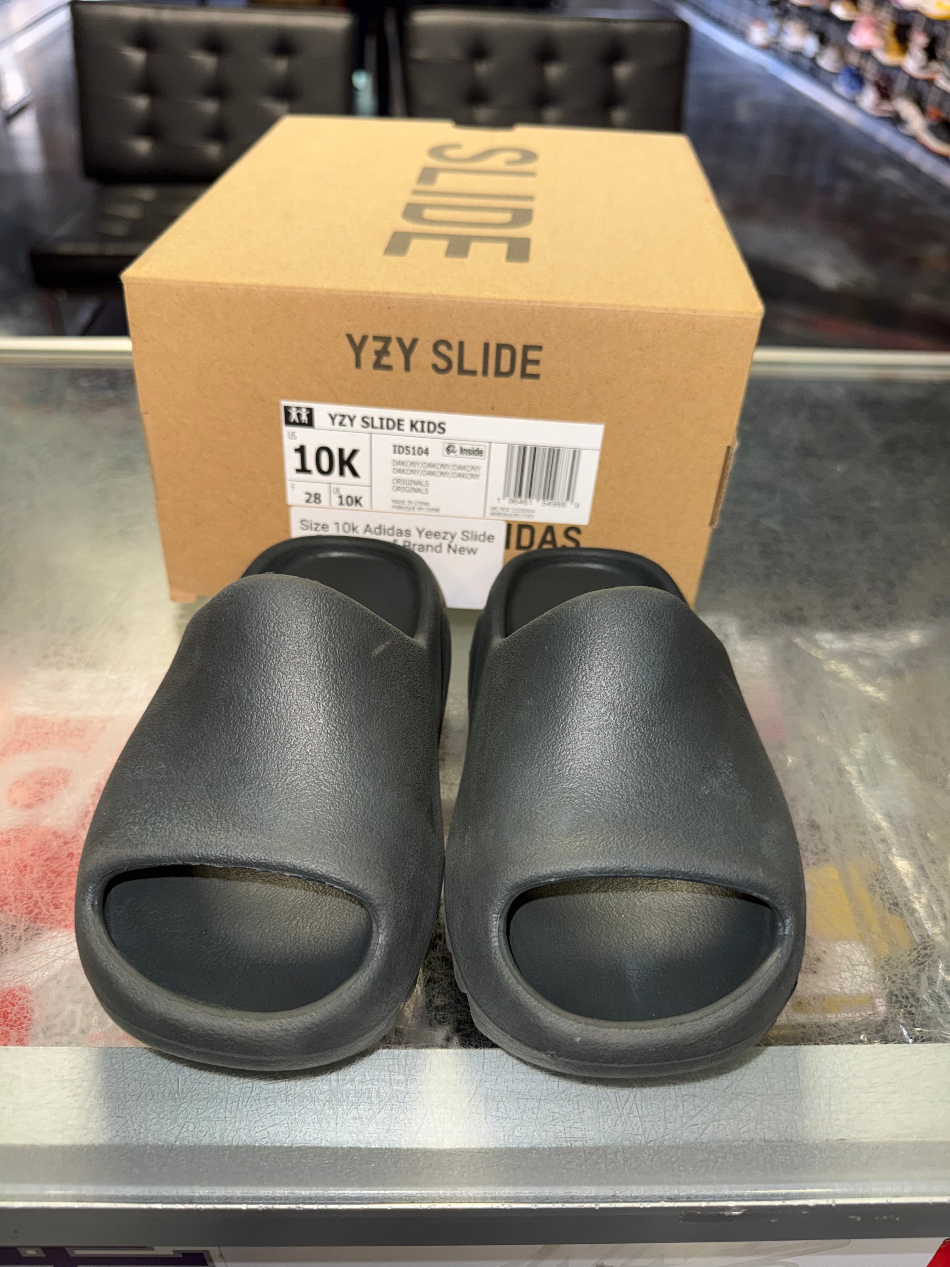 Size 10K Yeezy Slide "Dark Onyx" (TD)