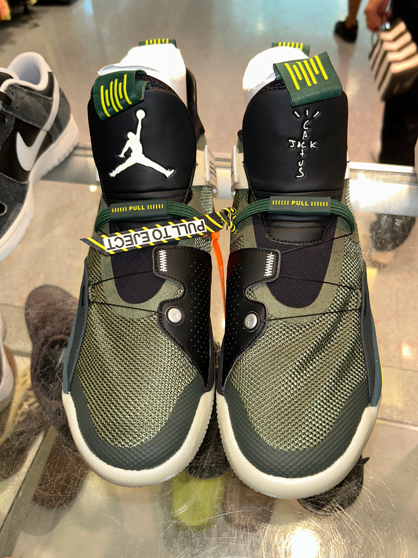 Size 10.5 Air Jordan 33 “Travis Scott Brand New (Mall)